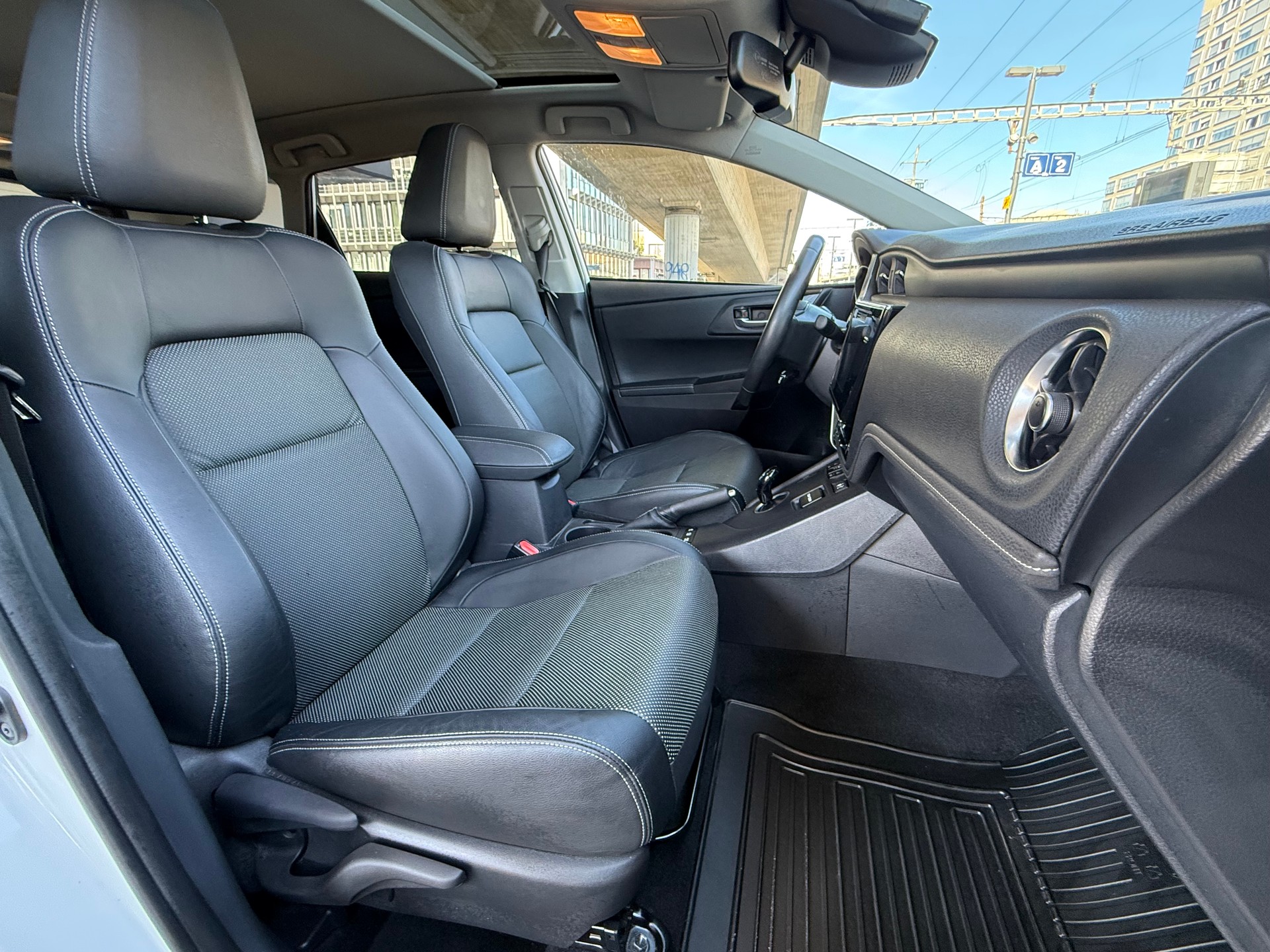 TOYOTA Auris 1.8 HSD Premium e-CVT-image-12