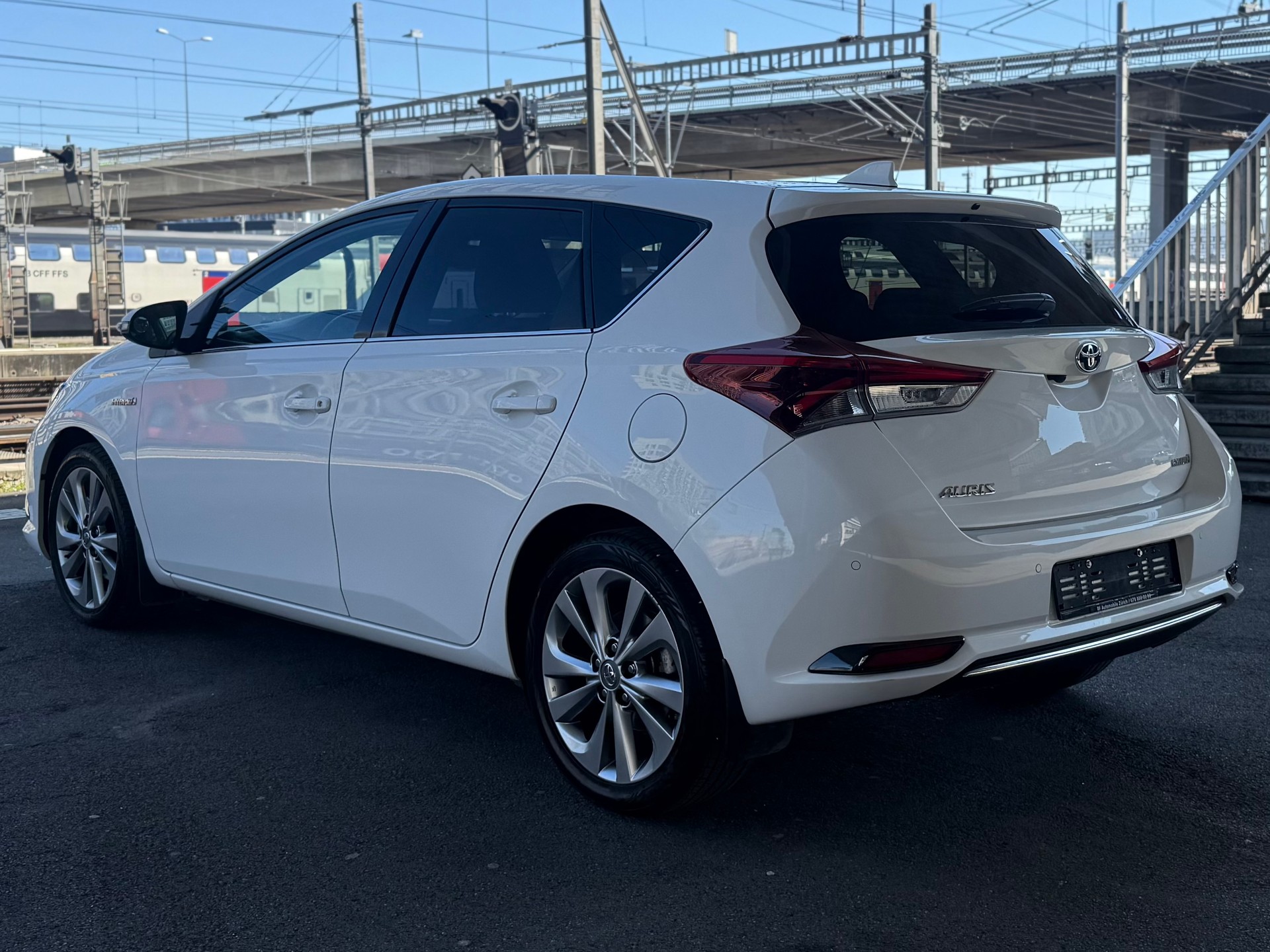 TOYOTA Auris 1.8 HSD Premium e-CVT-image-7