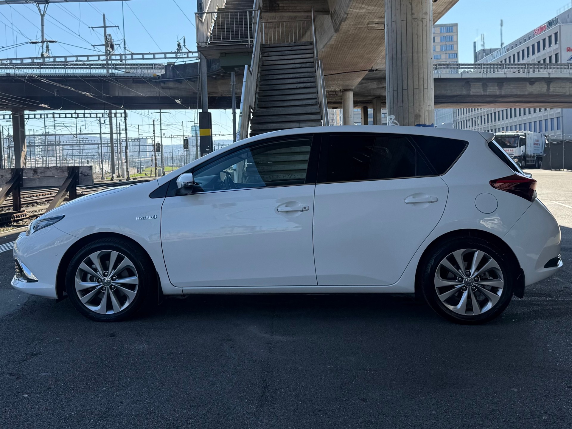 TOYOTA Auris 1.8 HSD Premium e-CVT-image-4
