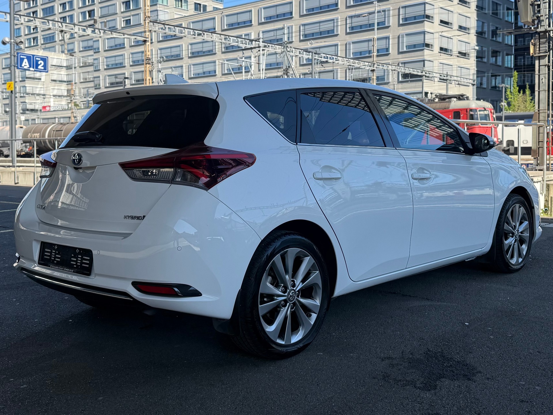 TOYOTA Auris 1.8 HSD Premium e-CVT-image-5