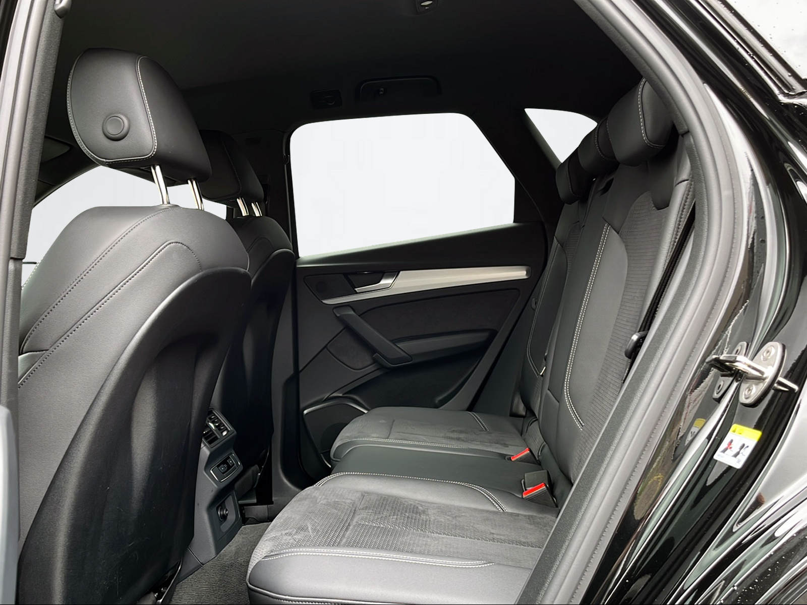 AUDI Q5 2.0 40 TDI Black Edition quattro S-Tronic-image-8