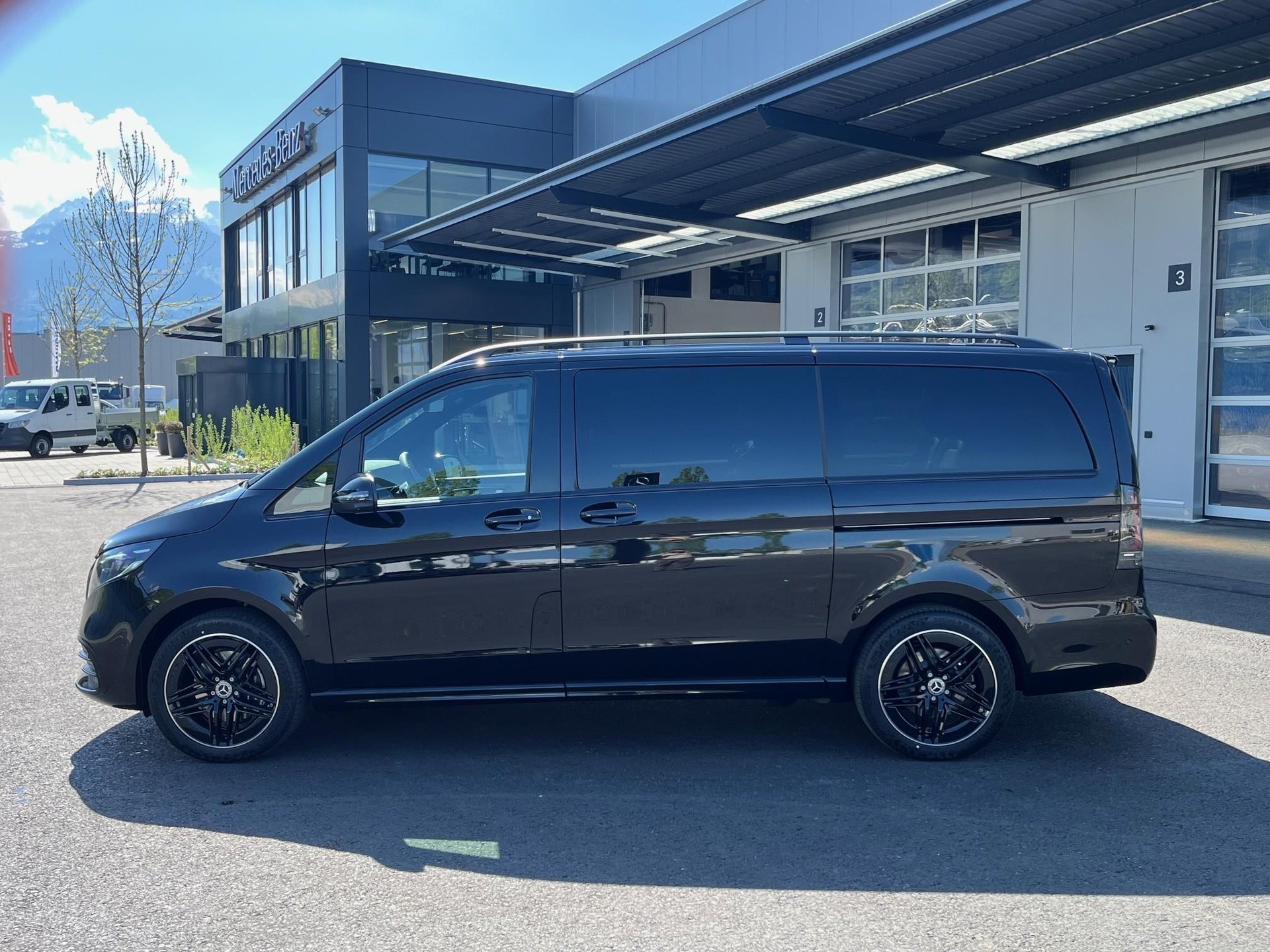 MERCEDES-BENZ V 300 d Swiss Ed. lang 4matic Van-showroom-element-3