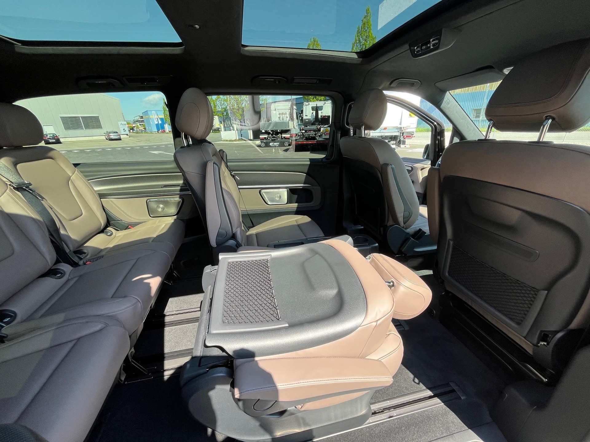 MERCEDES-BENZ V 300 d Swiss Ed. lang 4matic Van-image-17
