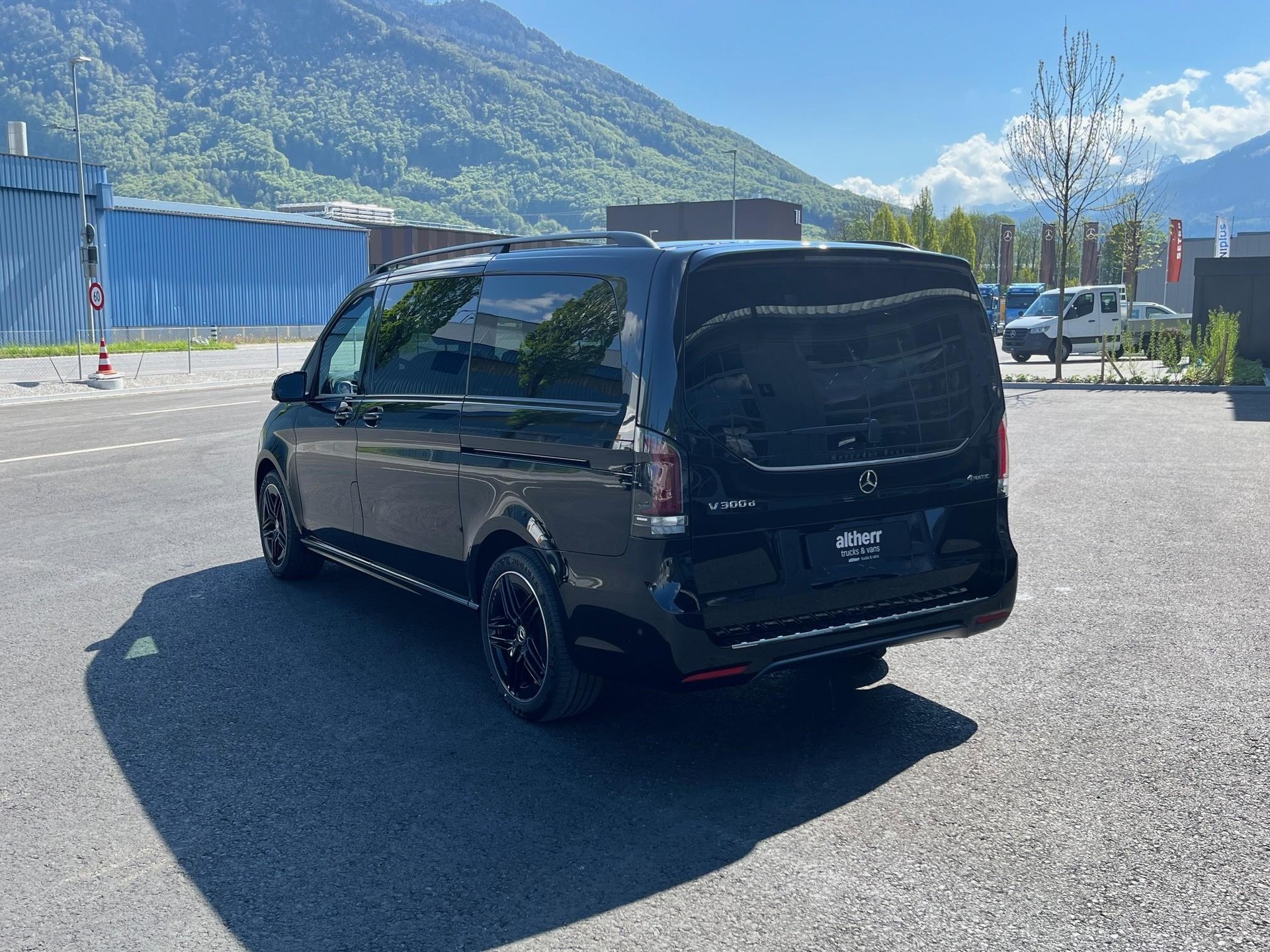MERCEDES-BENZ V 300 d Swiss Ed. lang 4matic Van-image-4