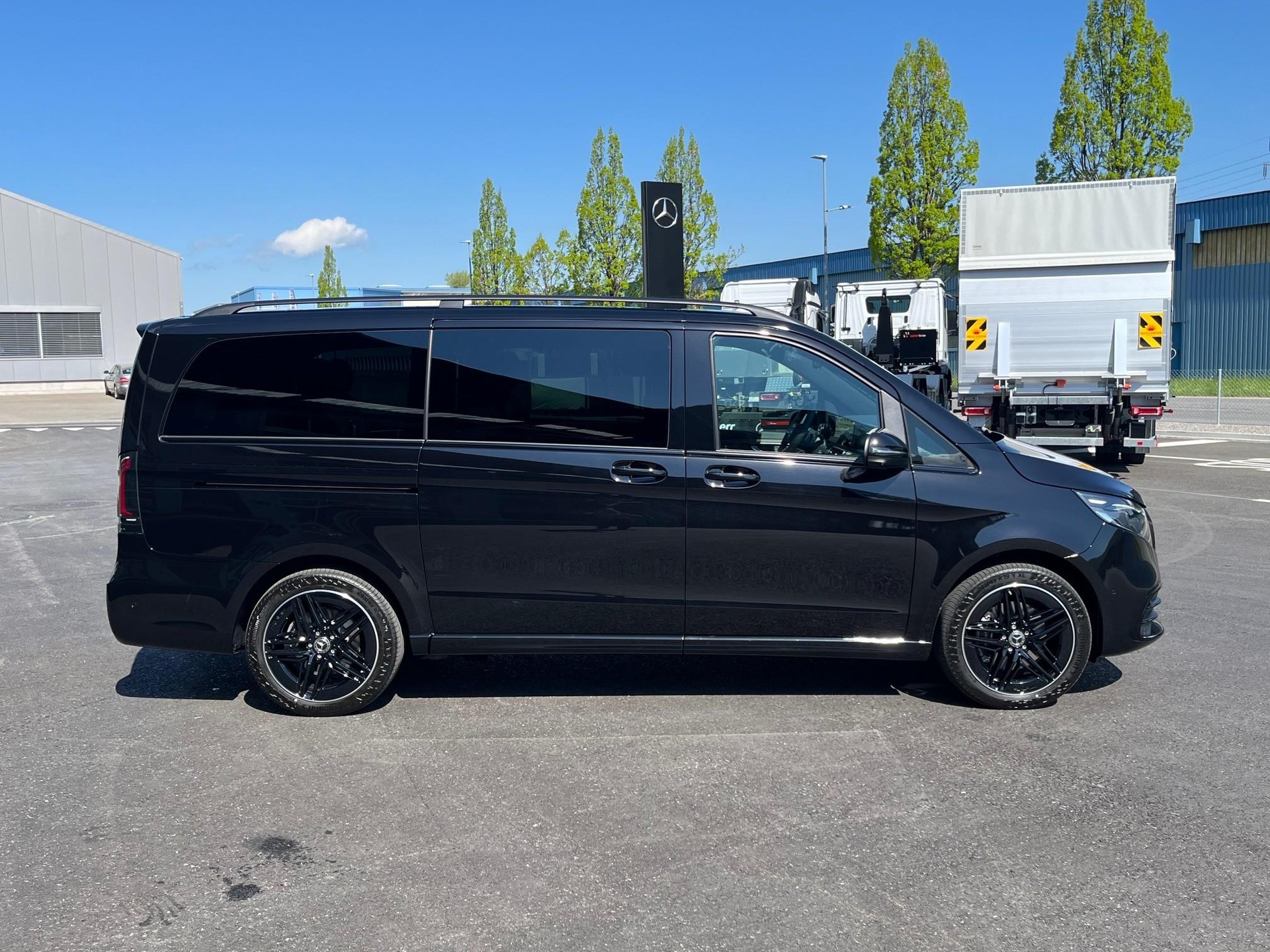 MERCEDES-BENZ V 300 d Swiss Ed. lang 4matic Van-image-2