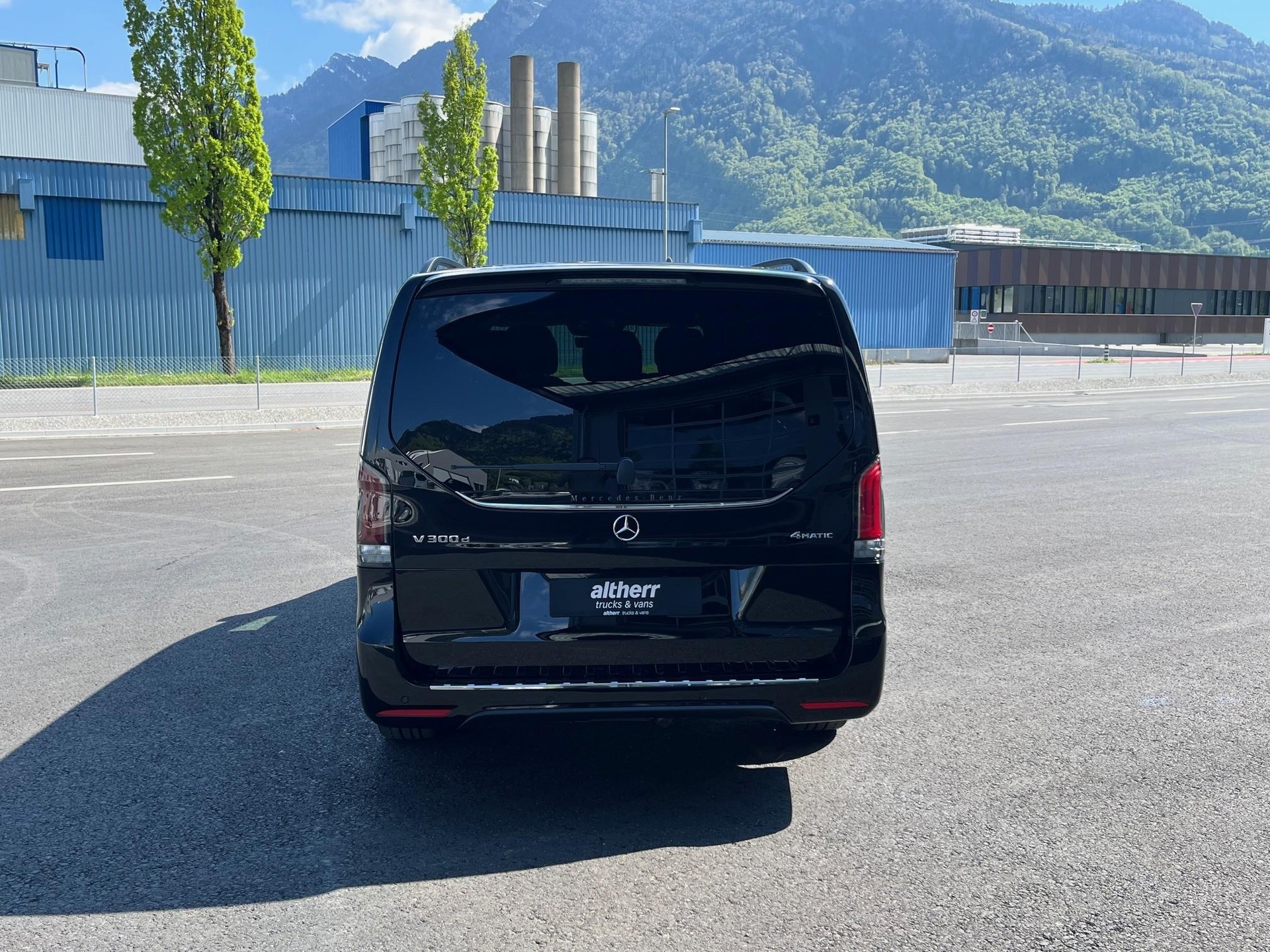 MERCEDES-BENZ V 300 d Swiss Ed. lang 4matic Van-image-6