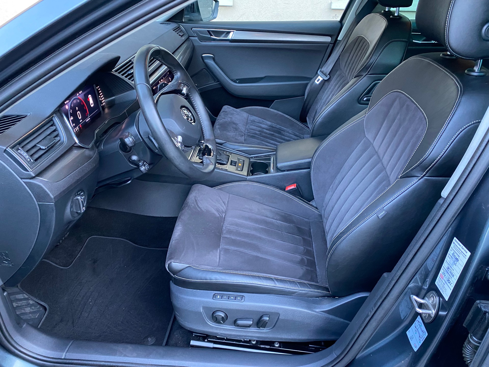 SKODA Superb Combi 2.0 TDi Style 4x4 DSG-image-2