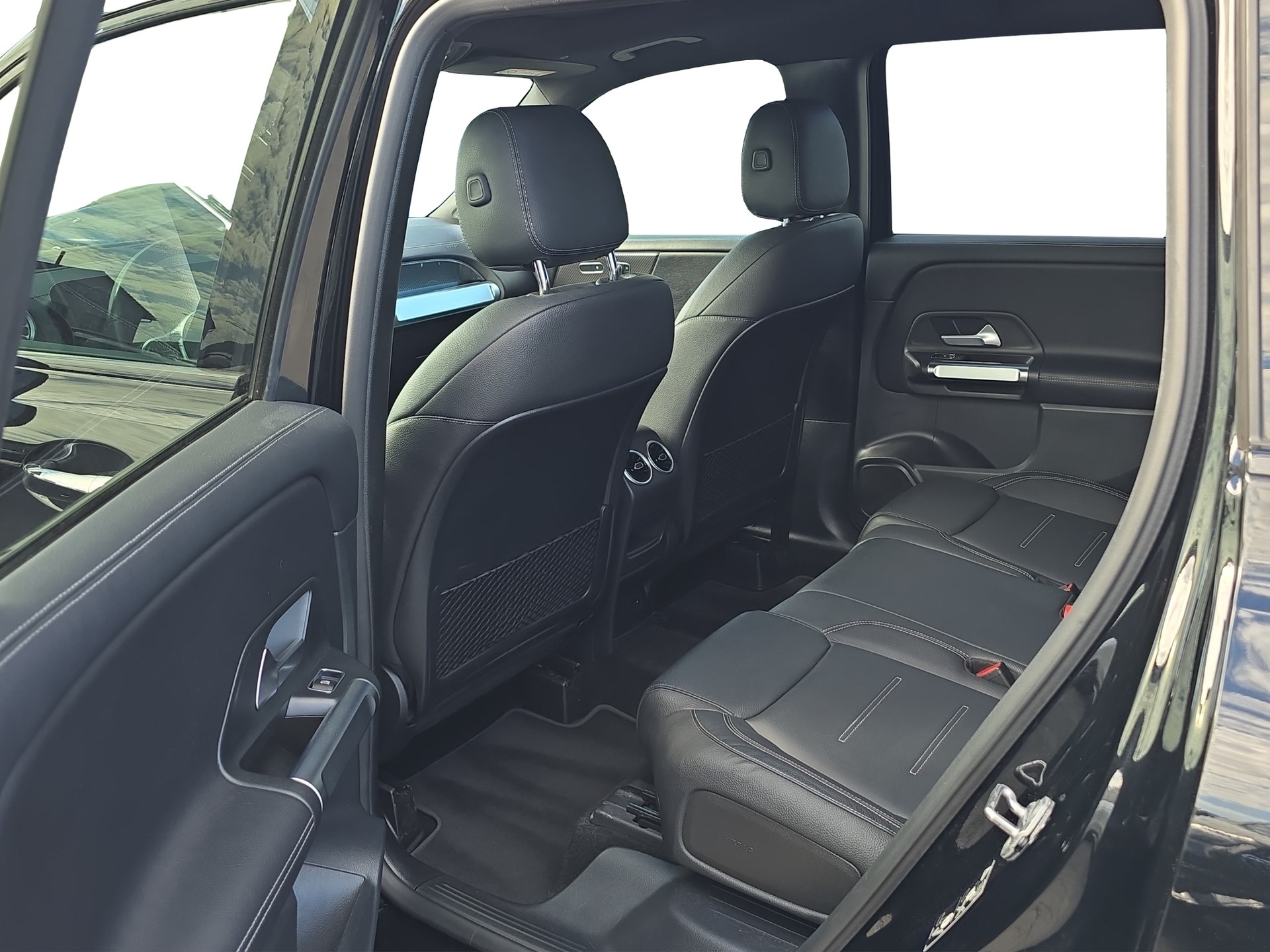 MERCEDES-BENZ GLB 250 4Matic AMG Line 8G-Tronic-image-9