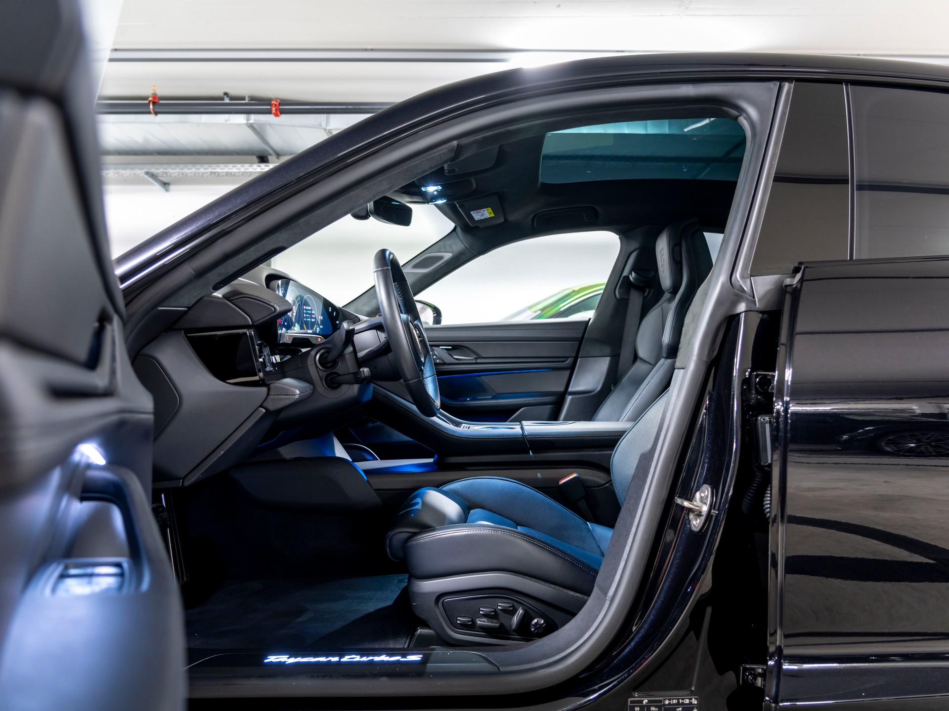 PORSCHE Taycan Turbo S-image-15