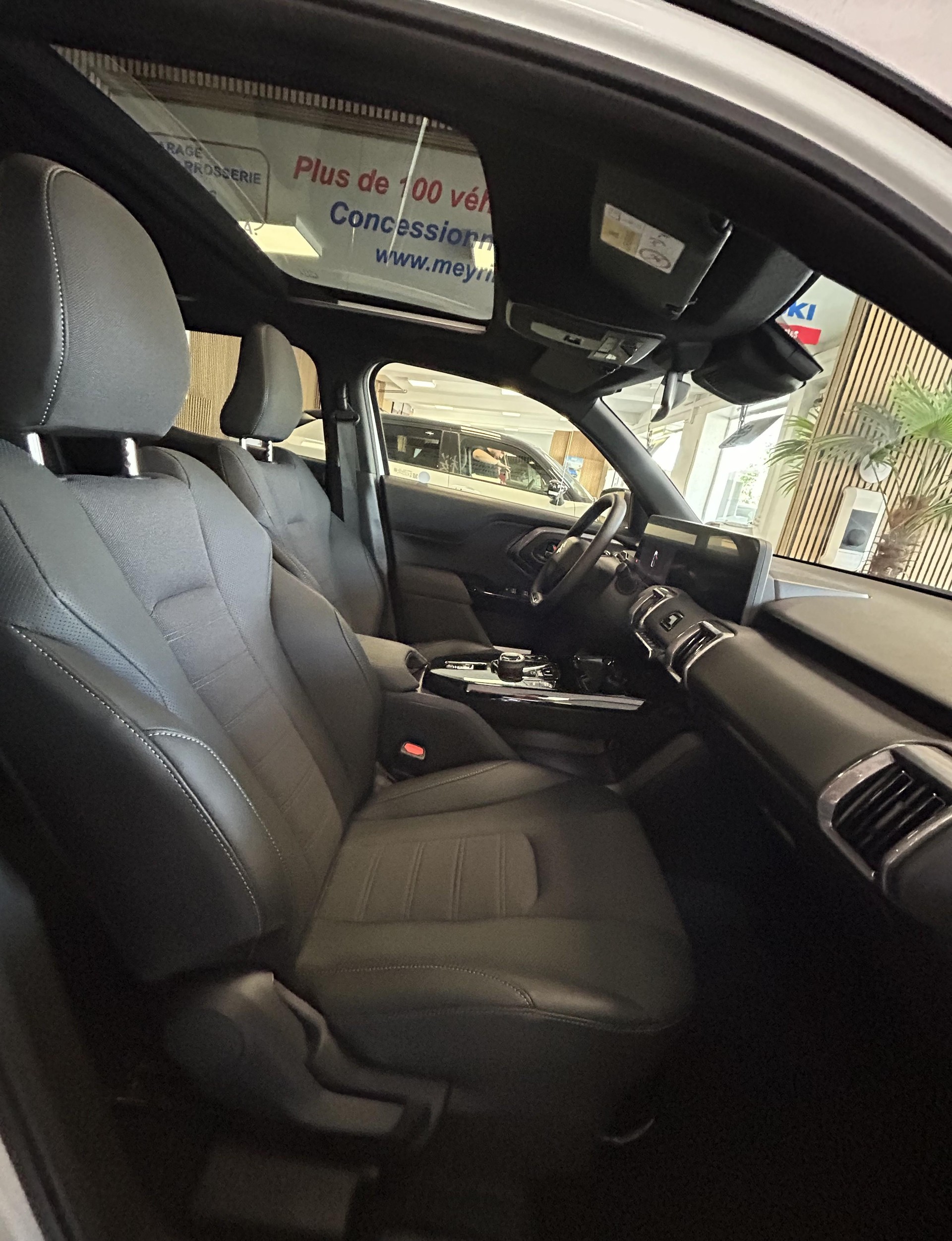 SUZUKI e Vitara Sakura Top 4x4-image-16