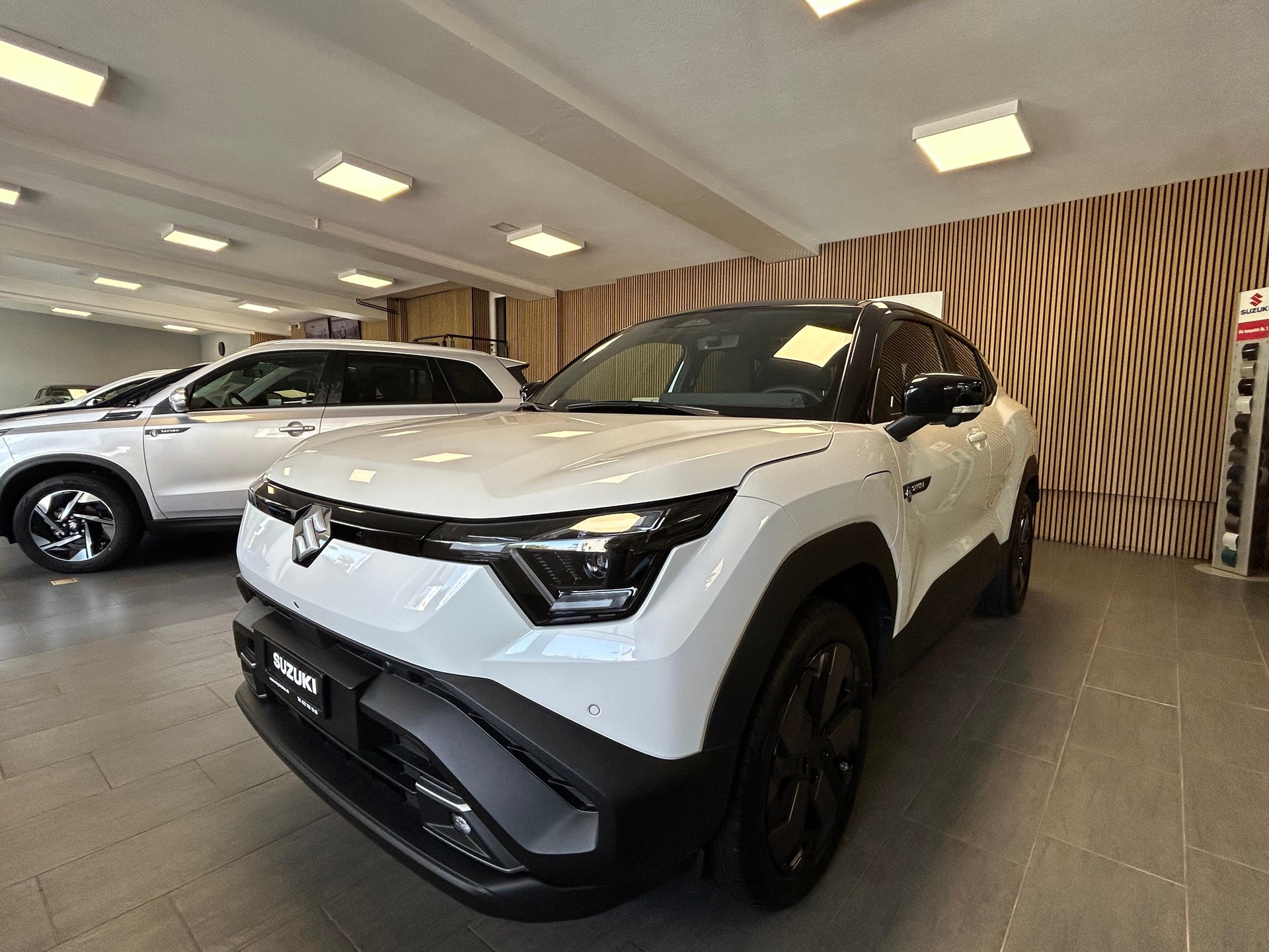 SUZUKI e Vitara Sakura Top 4x4-image-3
