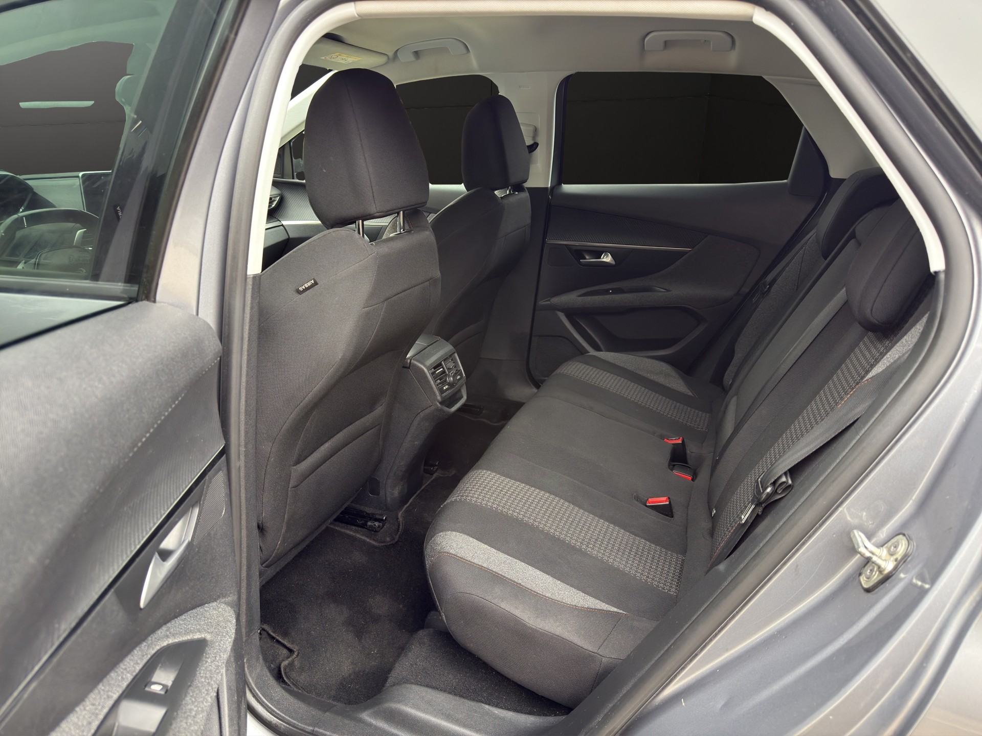 PEUGEOT 3008 1.2 PureTech Allure EAT-image-10