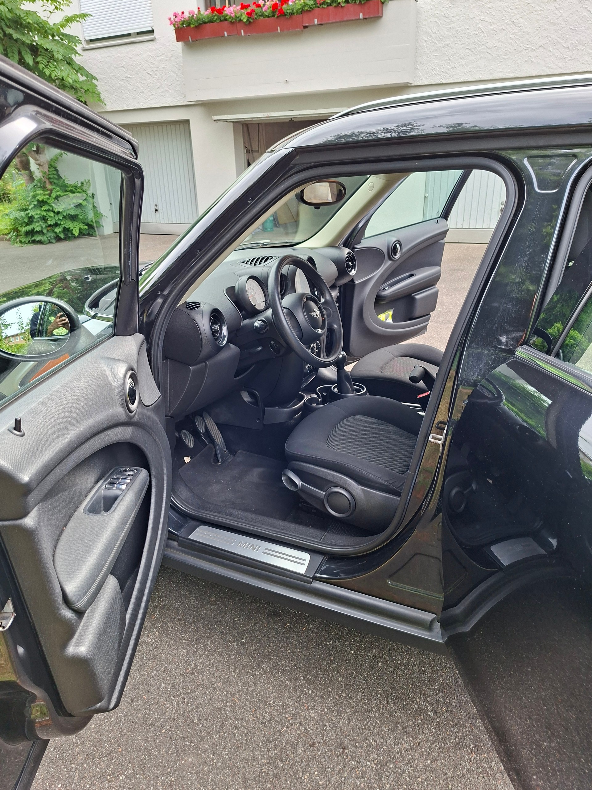 MINI 1.6i Cooper ALL4-image-4