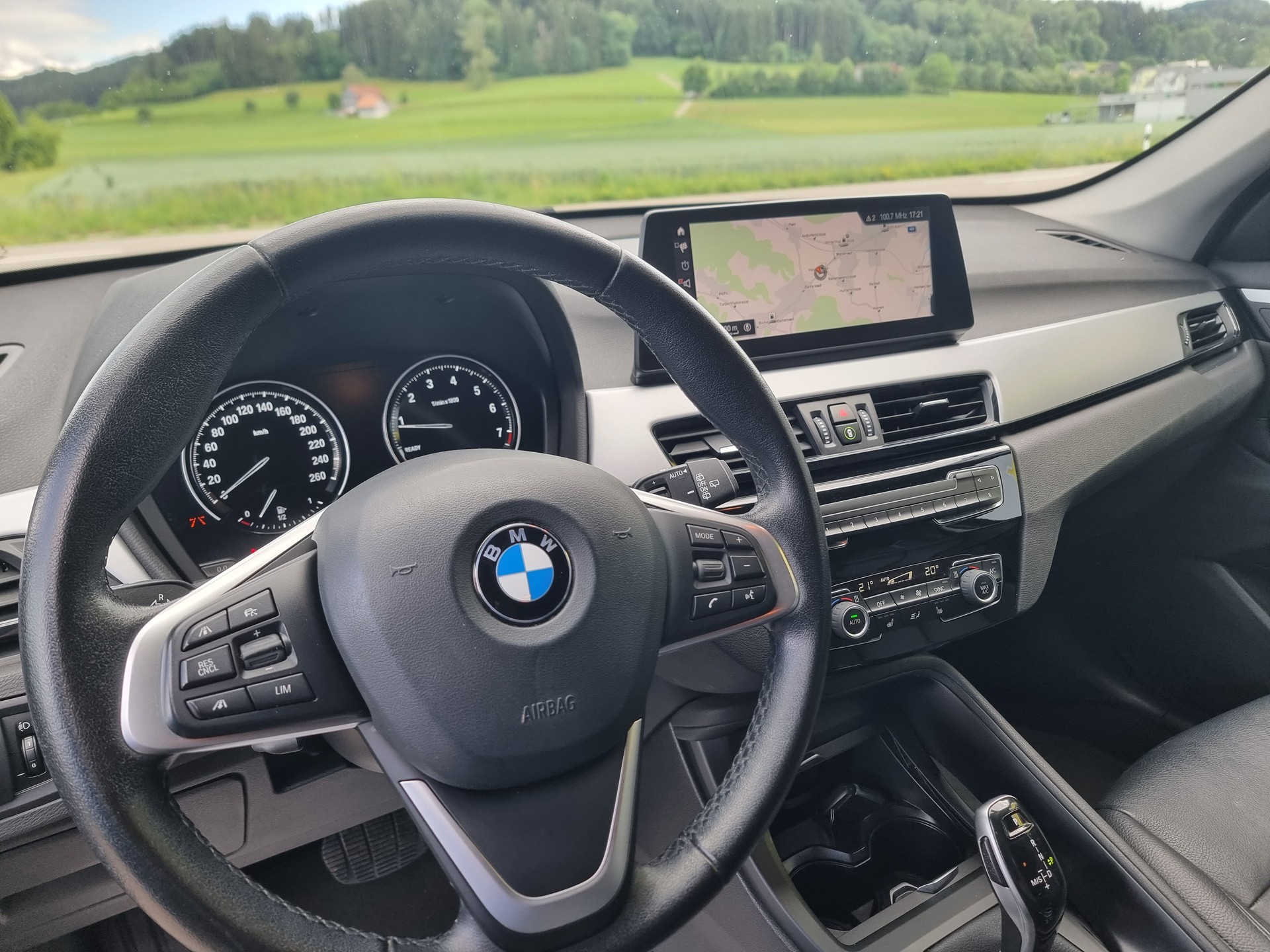 BMW X1 xDrive 20i Steptronic-image-5