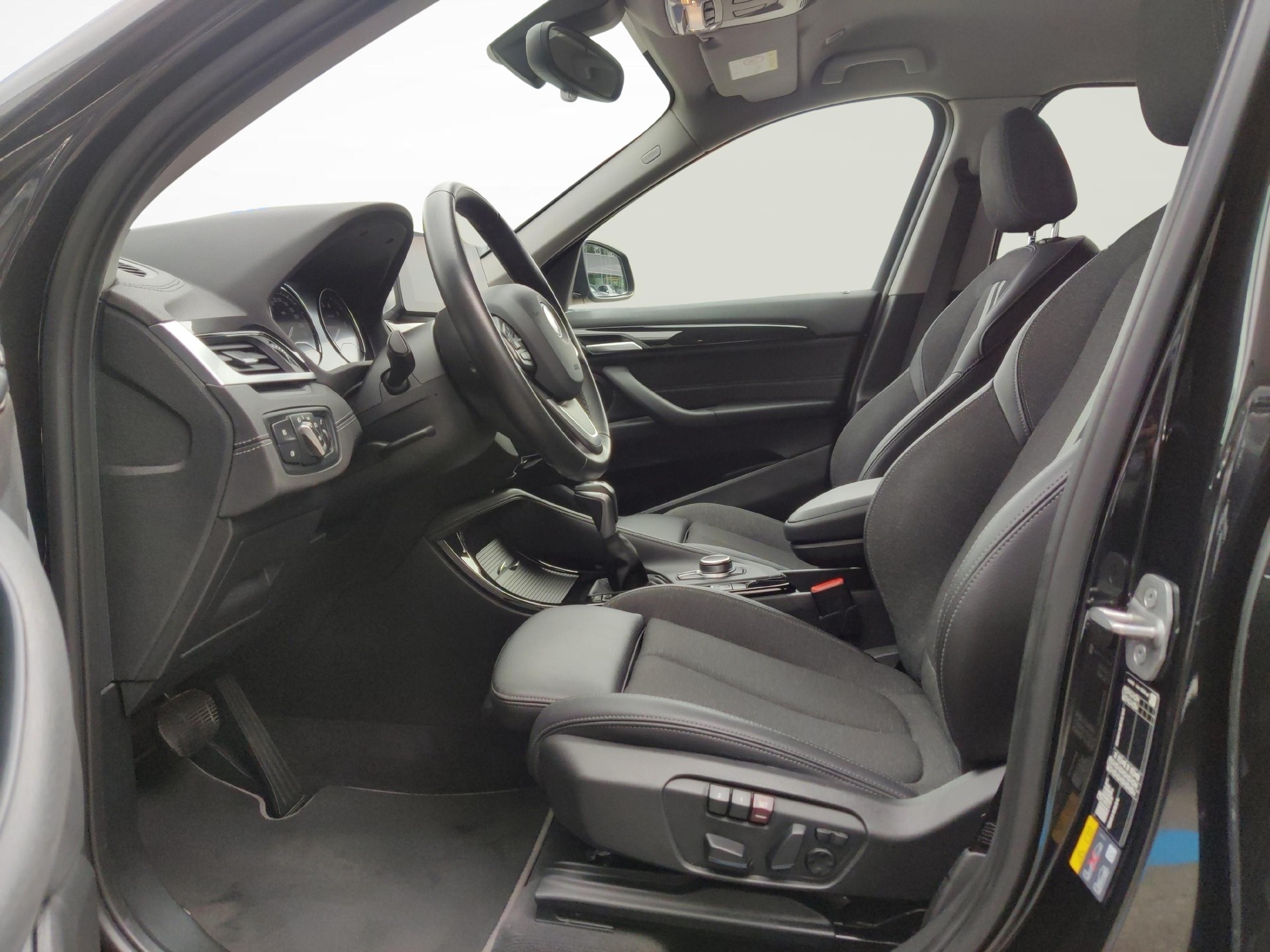 BMW X1 25e xDrive Sport Line-image-9