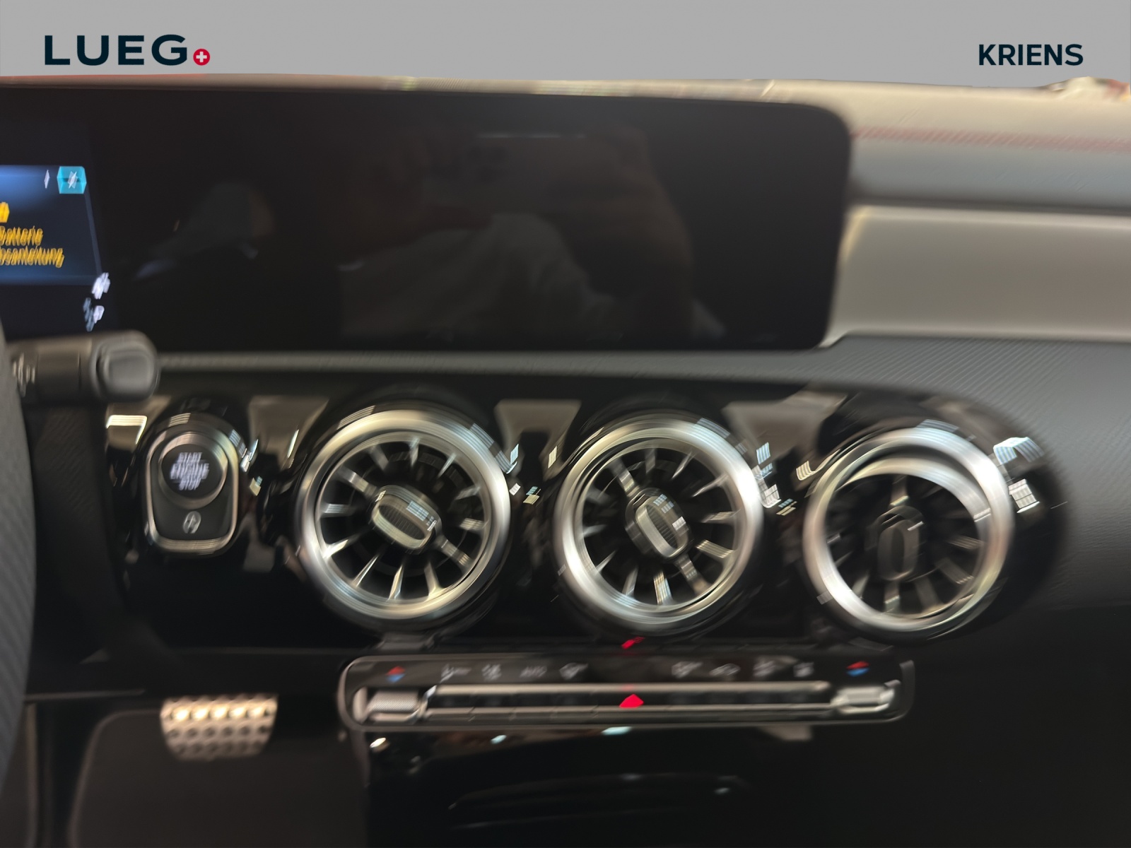 MERCEDES-BENZ CLA 35 4M - AMG / 360 Grad Kamera / Standheizung / Panorama-Dach-image-11