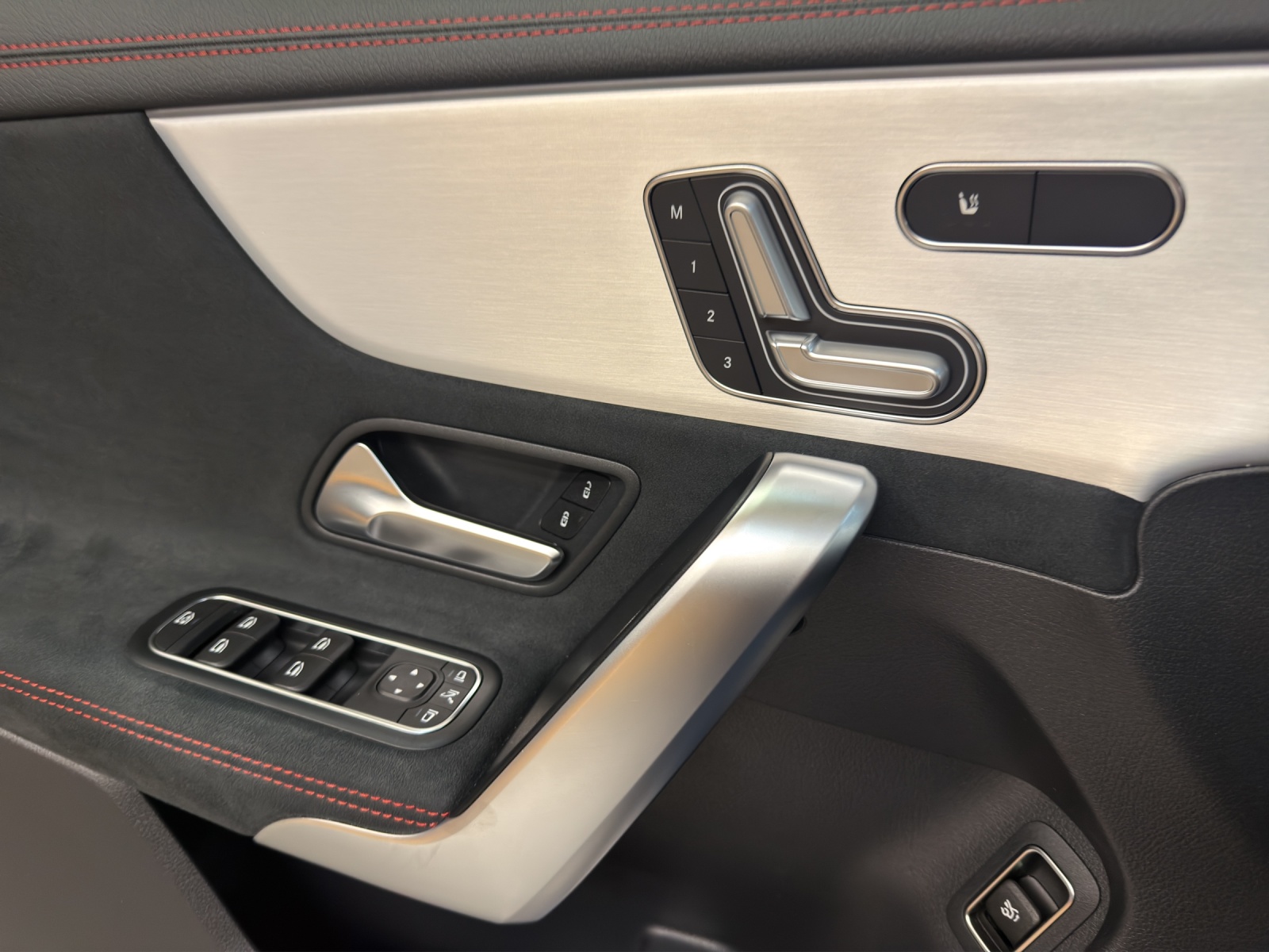 MERCEDES-BENZ CLA 35 4M - AMG / 360 Grad Kamera / Standheizung / Panorama-Dach-image-12