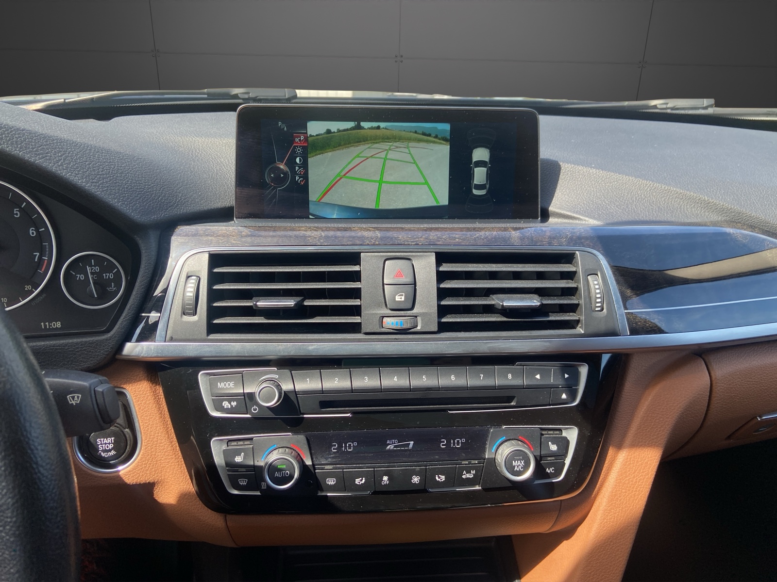 BMW 330i xDrive Luxury Line Steptronic-image-12
