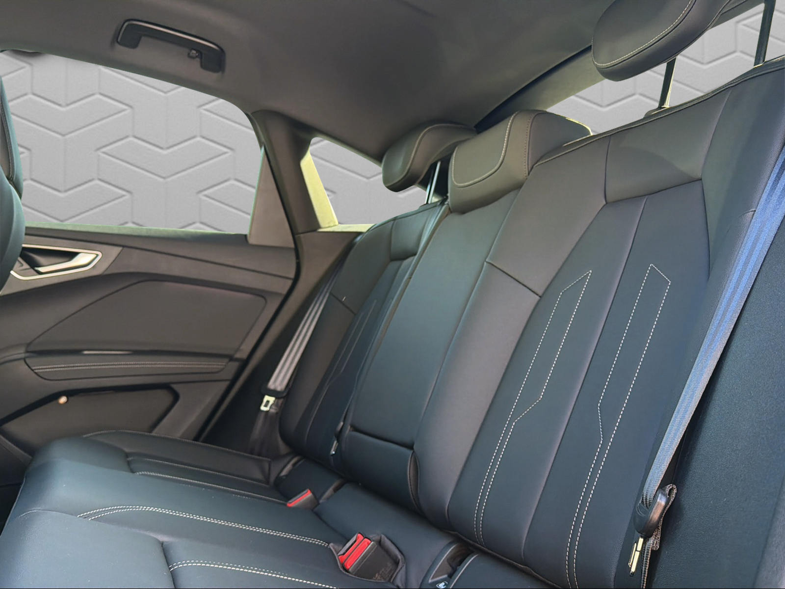 AUDI Q4 e-tron 45 Attraction quattro-image-12
