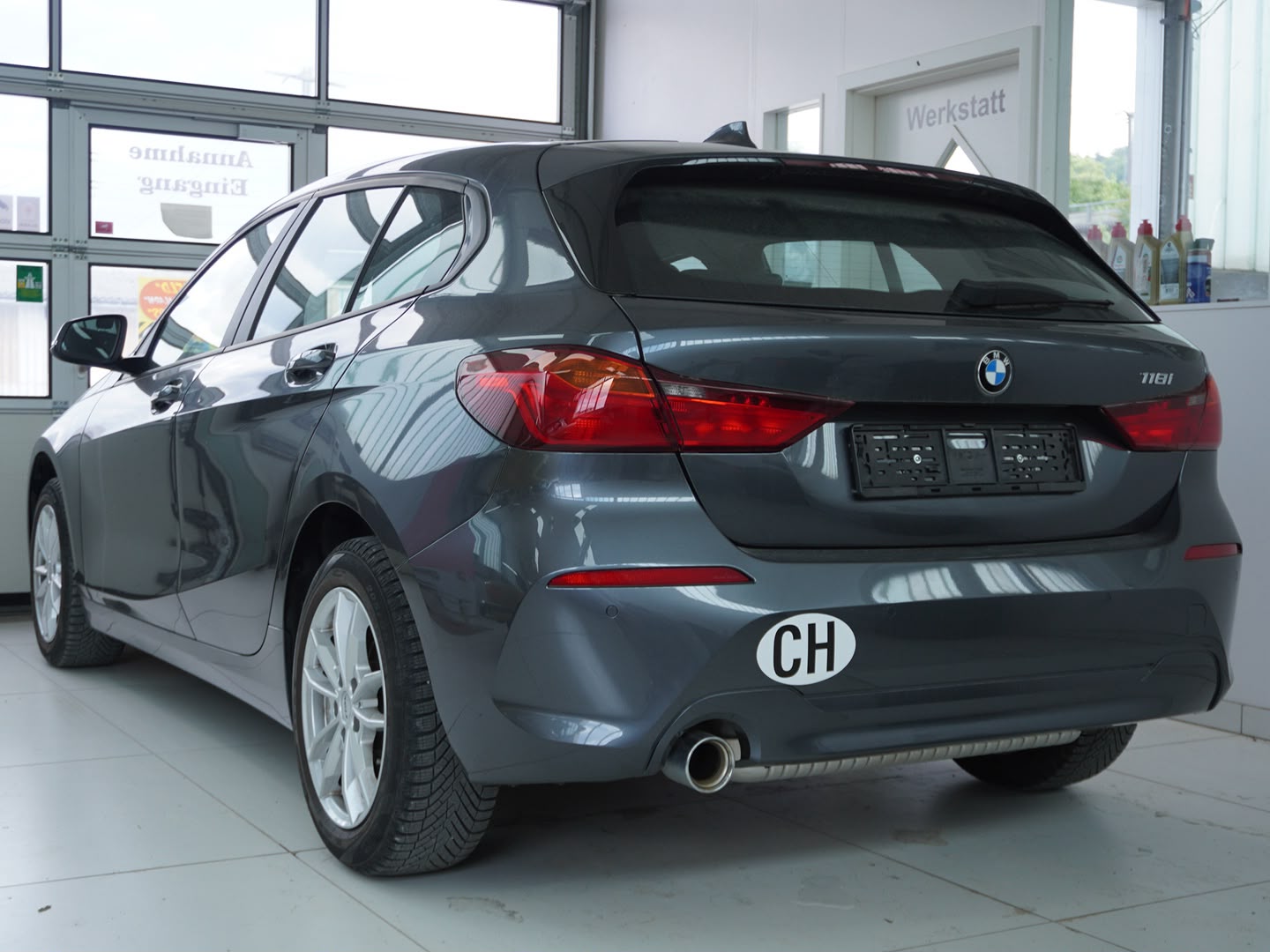 BMW 118i Essential Edition Steptronic-image-1