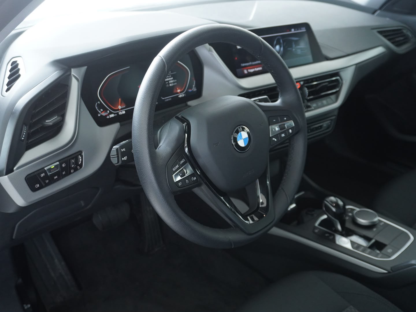 BMW 118i Essential Edition Steptronic-image-2