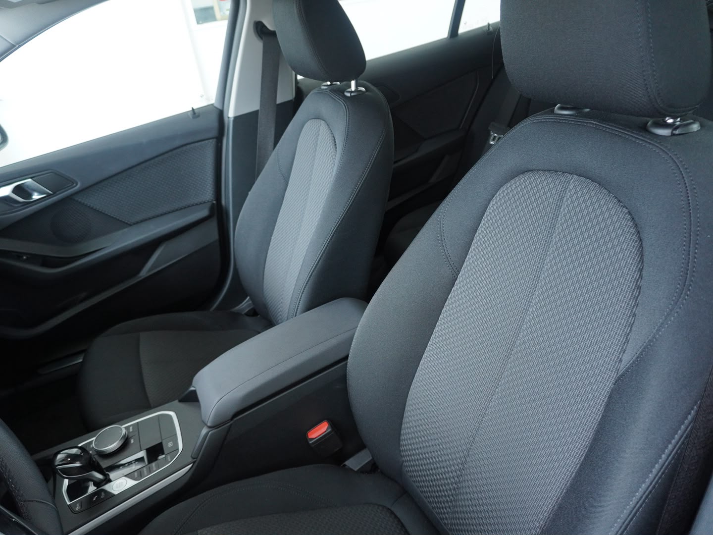 BMW 118i Essential Edition Steptronic-image-3