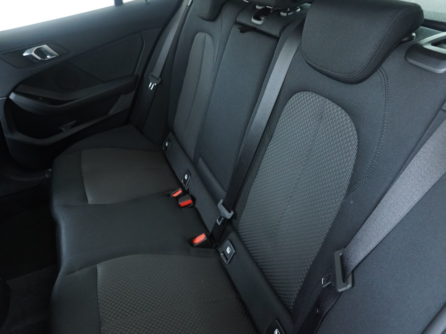 BMW 118i Essential Edition Steptronic-image-4