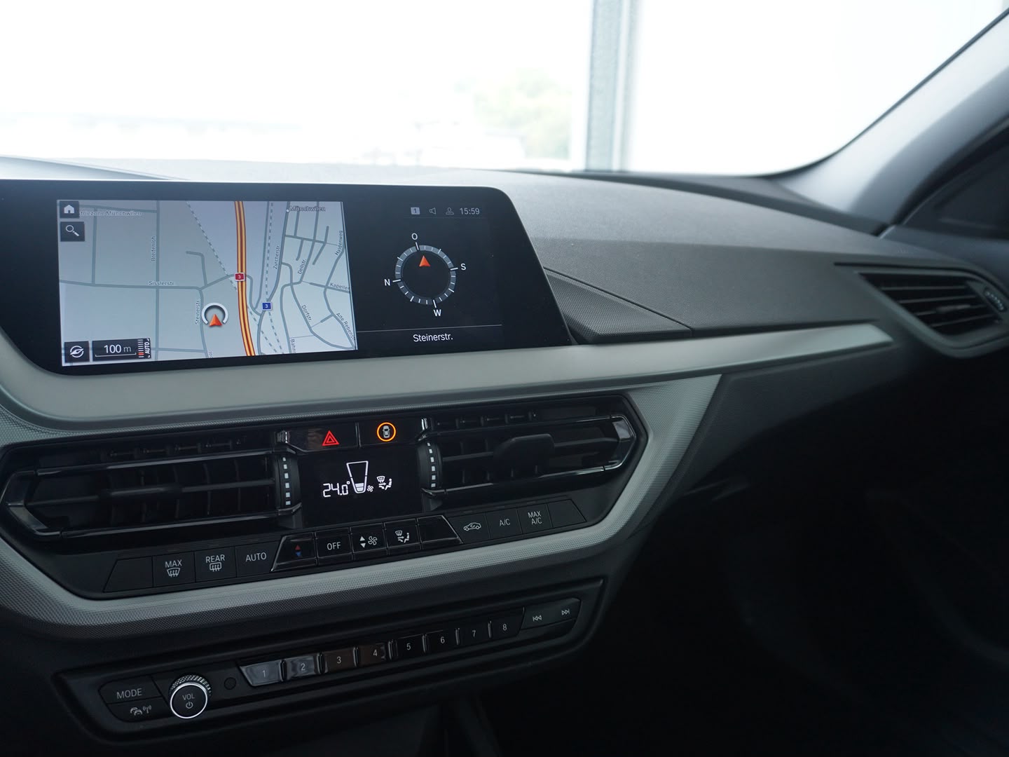 BMW 118i Essential Edition Steptronic-image-5