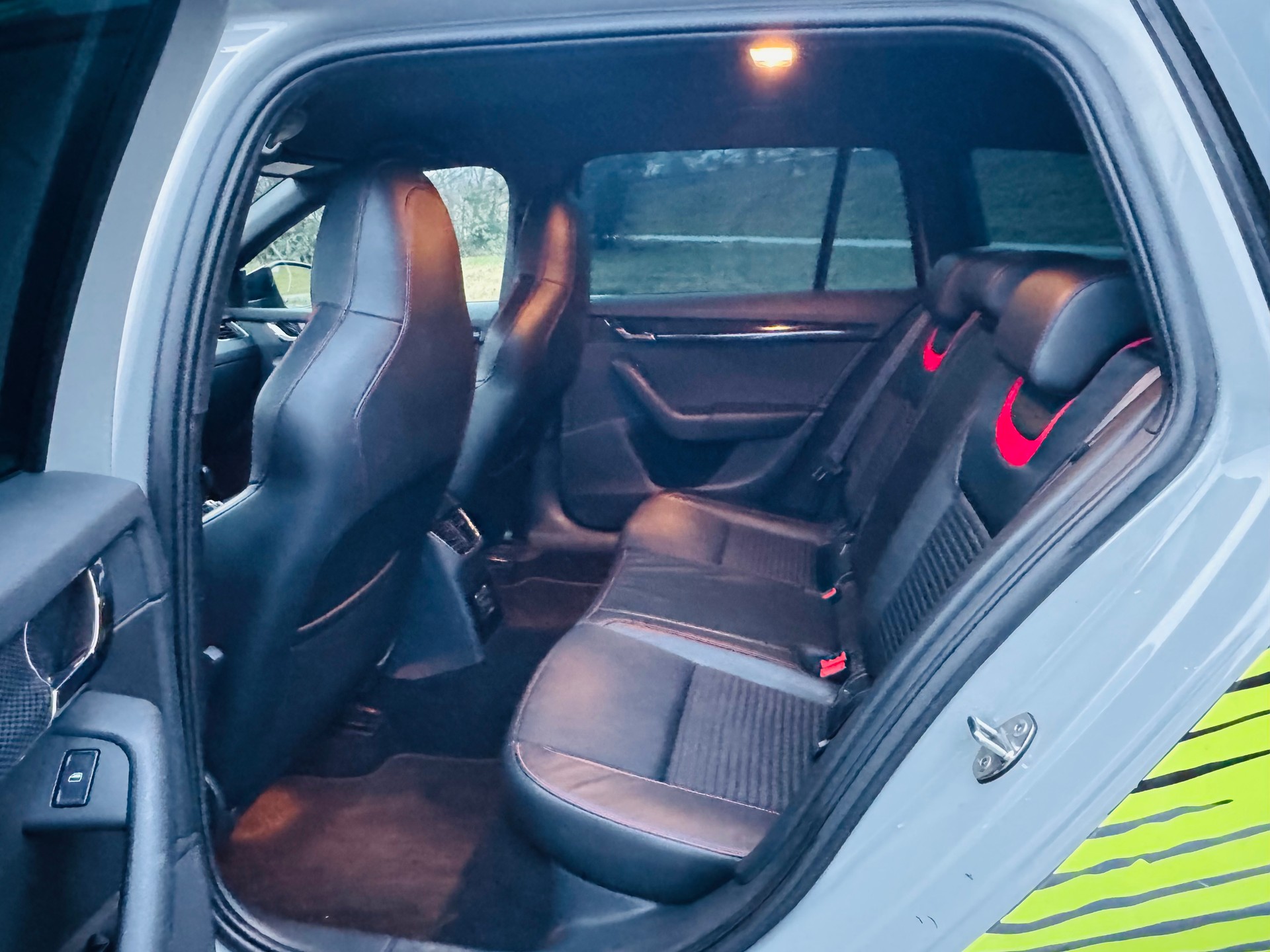 SKODA Octavia Combi 2.0 TSI RS-image-12