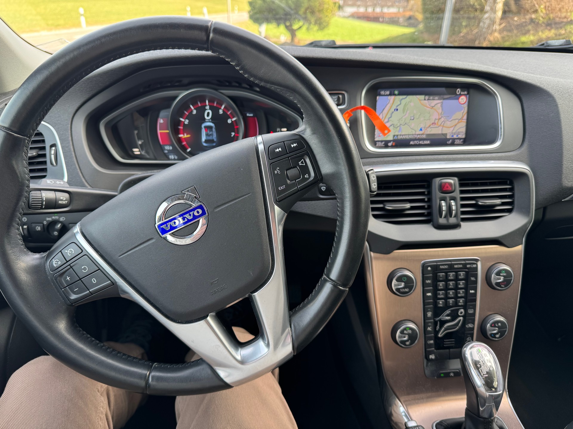 VOLVO V40 Cross Country T5 AWD Kinetic Geartronic-image-12