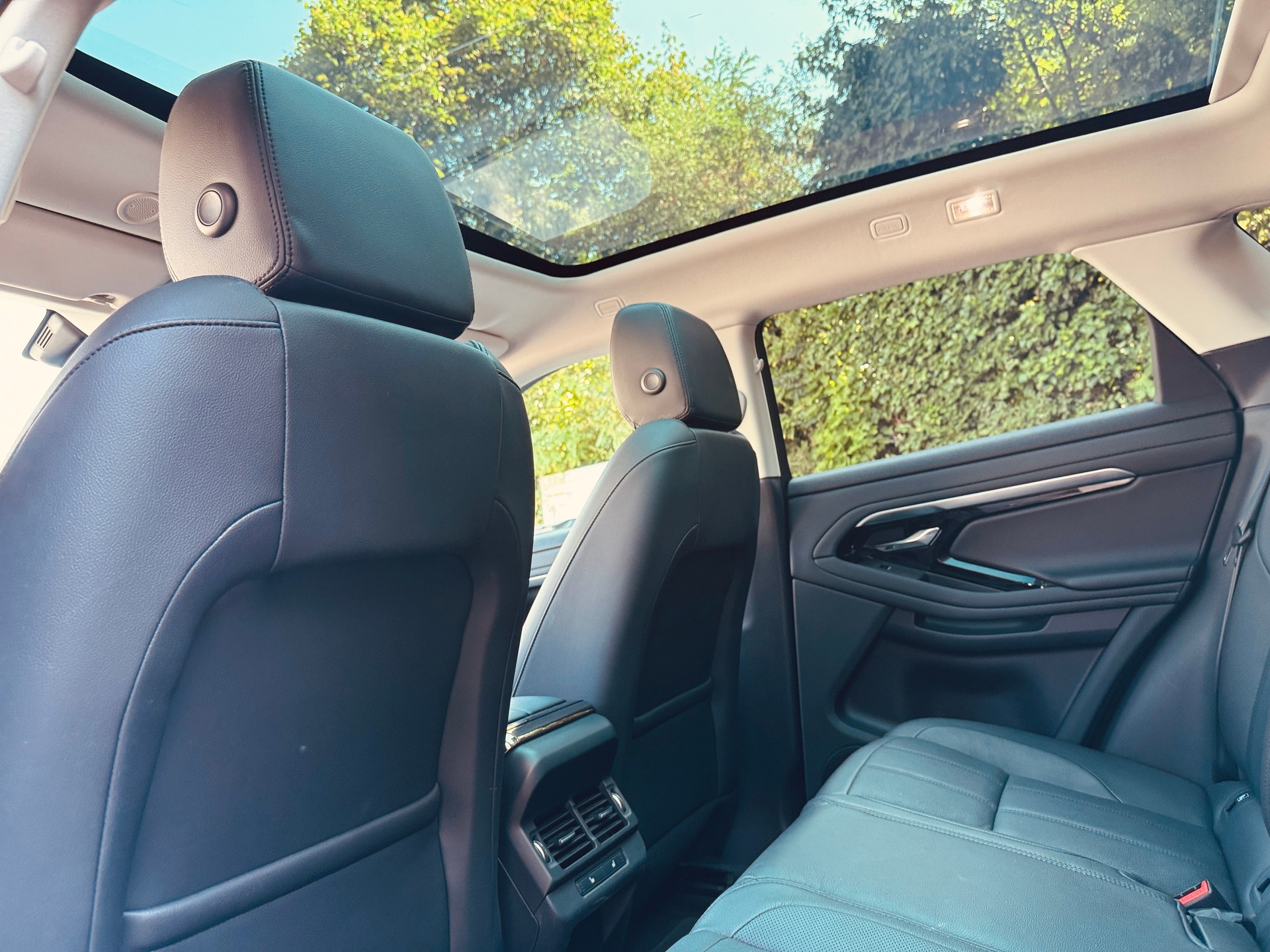 LAND ROVER Range Rover Evoque P 300e S AT8-image-4