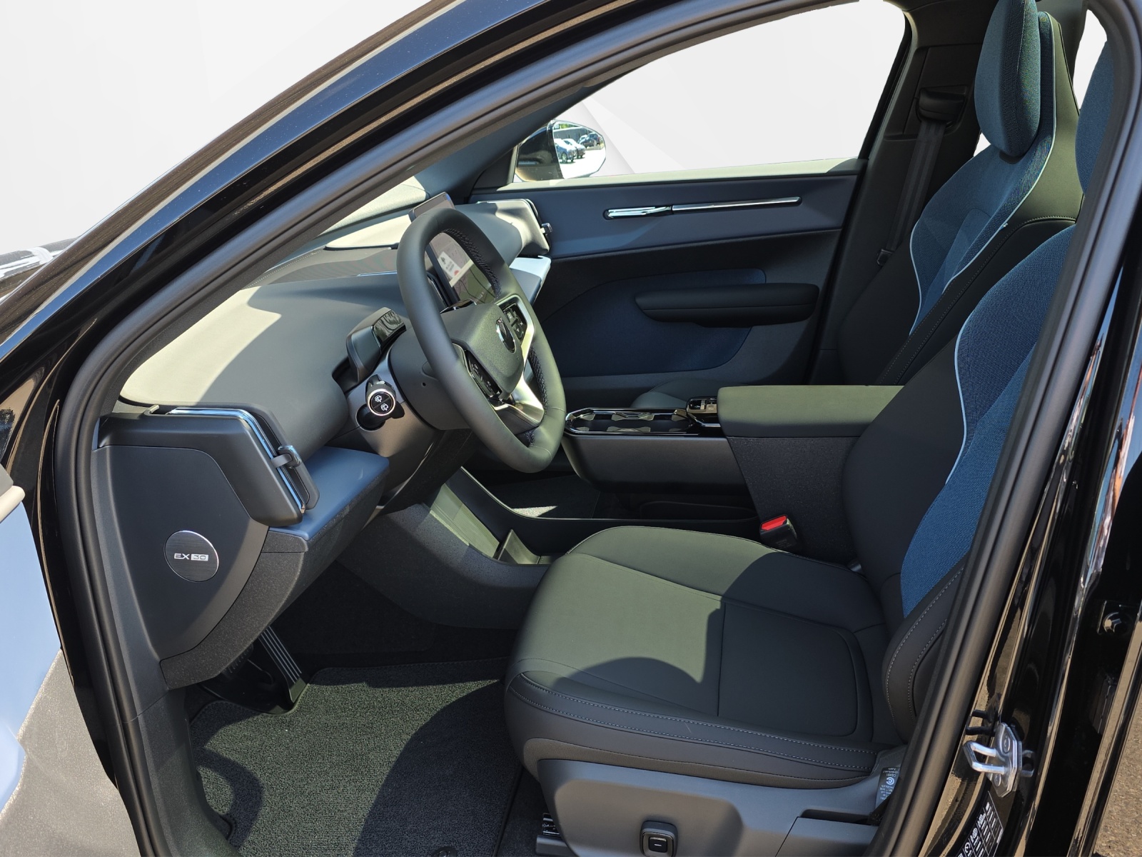VOLVO EX 30 E60 Twin Ultra Performance Sw. Black Ed. AWD-image-9