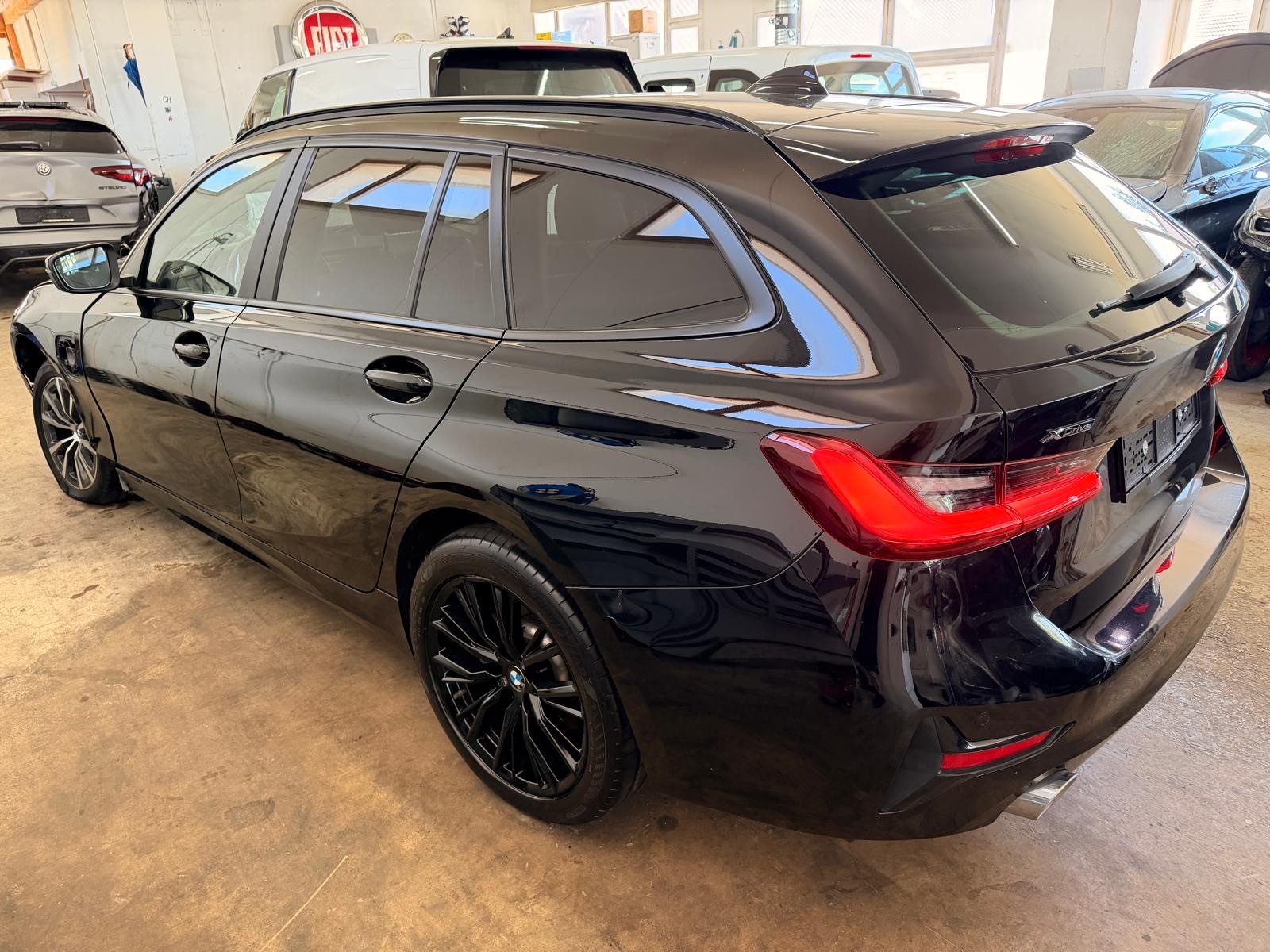 BMW 330e x DriveTouring Steptronic-image-1