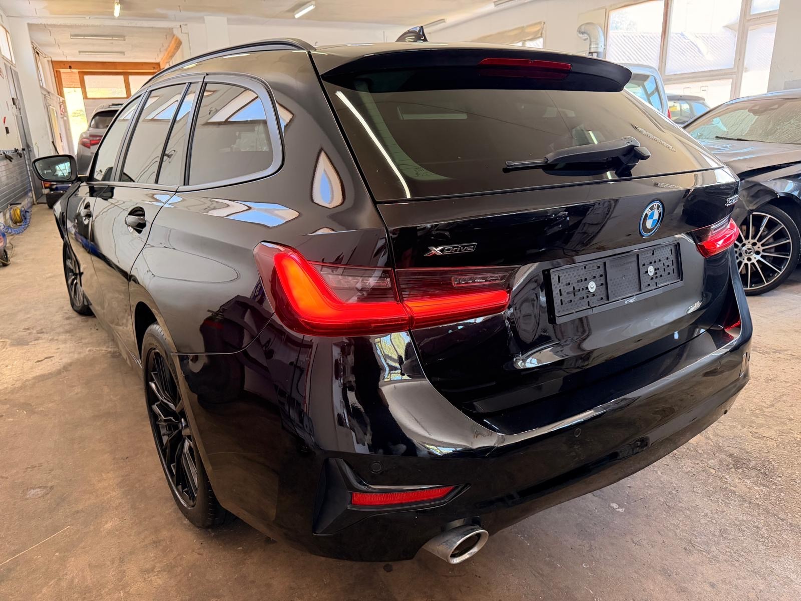 BMW 330e x DriveTouring Steptronic-image-2