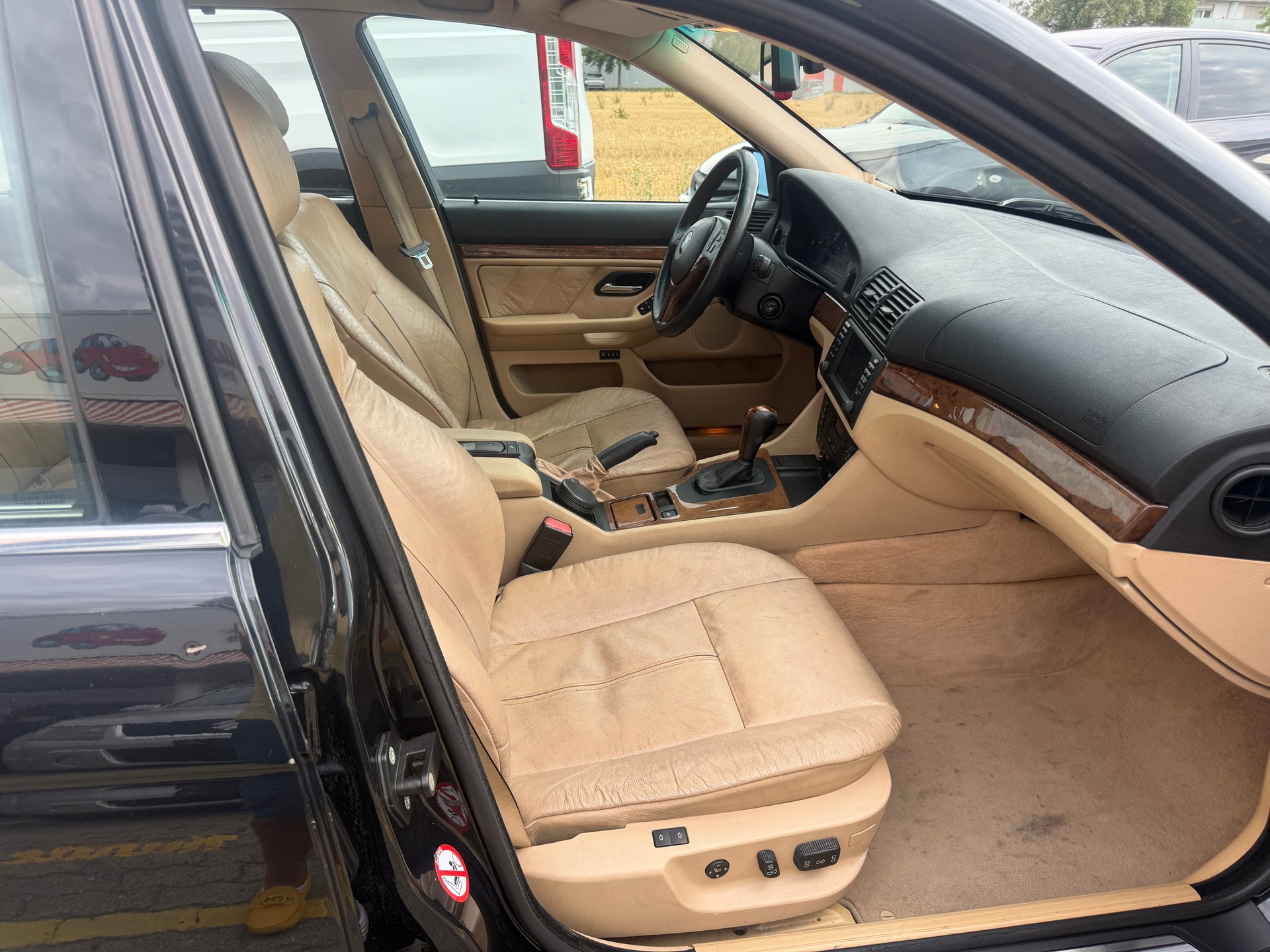 BMW 540i-image-10