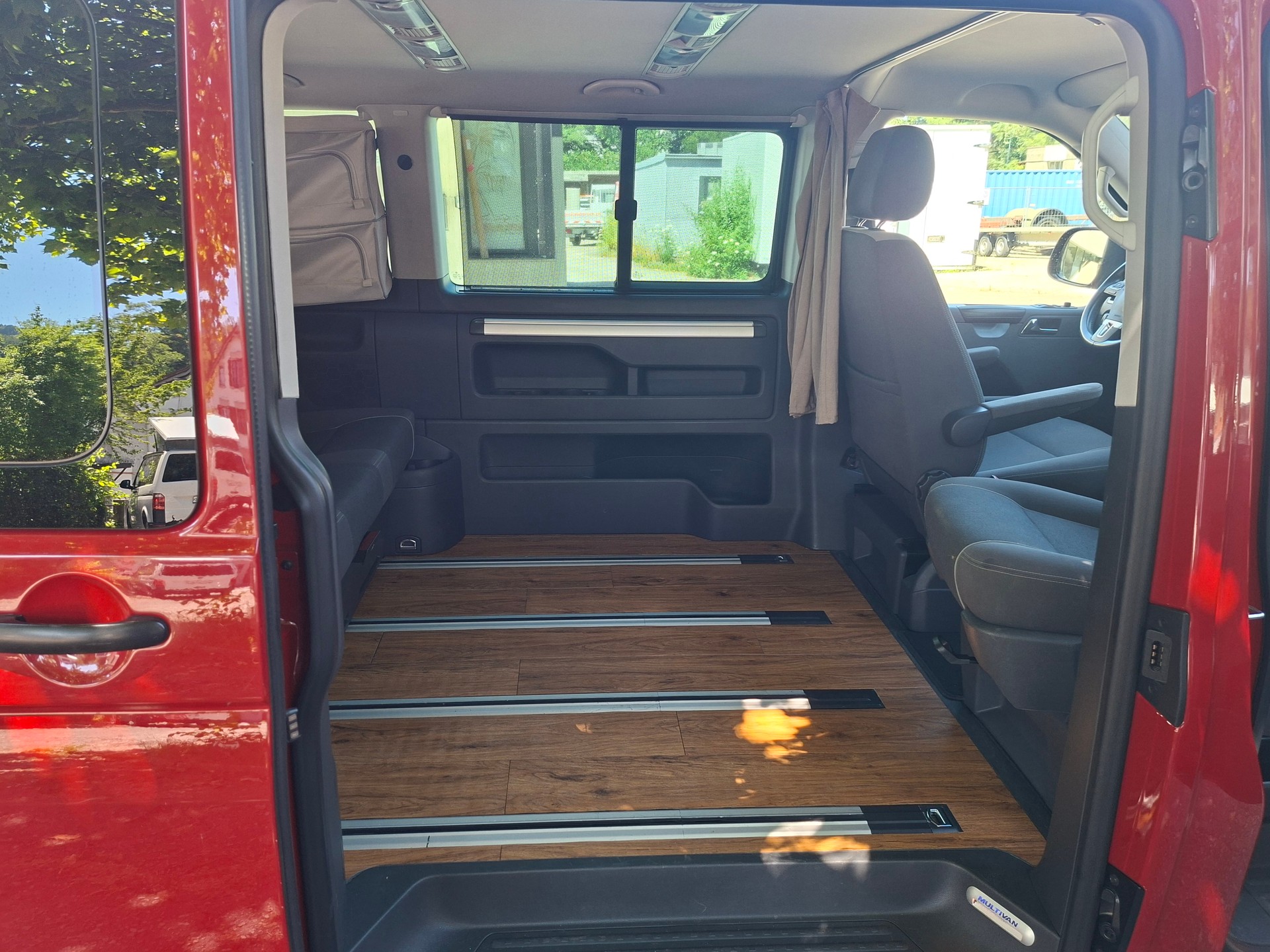 VW VW T5.1 2.0 TDI 140PS DSG AUT. MAREMONTI FAMILYCAMPER 5-7SITZE-image-17