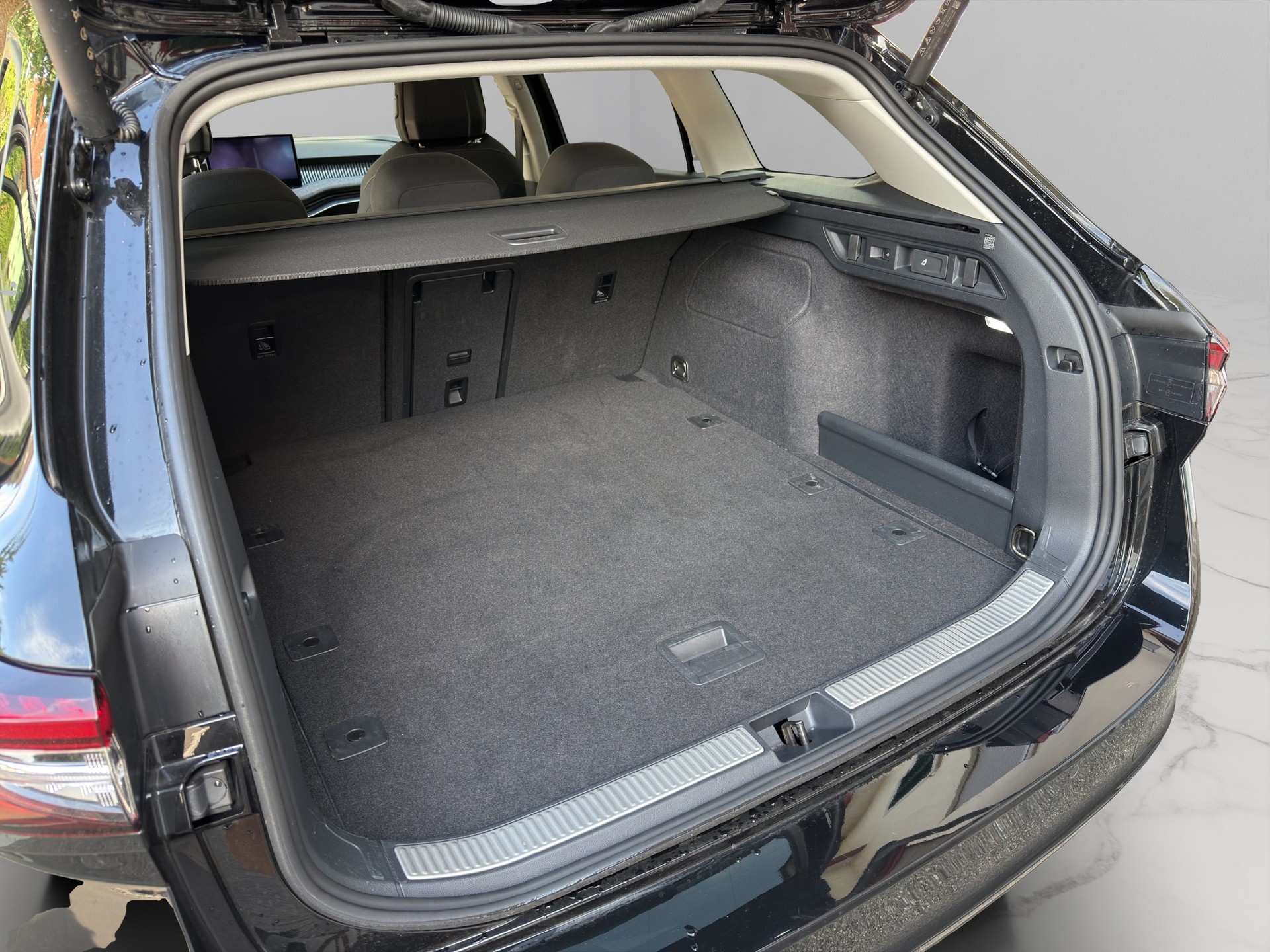 SKODA Superb Combi 2.0 TDi 4x4 DSG * Werksgarantie 36 Monate * 8 fach * AHK * Matrix LED * 40% unter Neupreis *-image-8