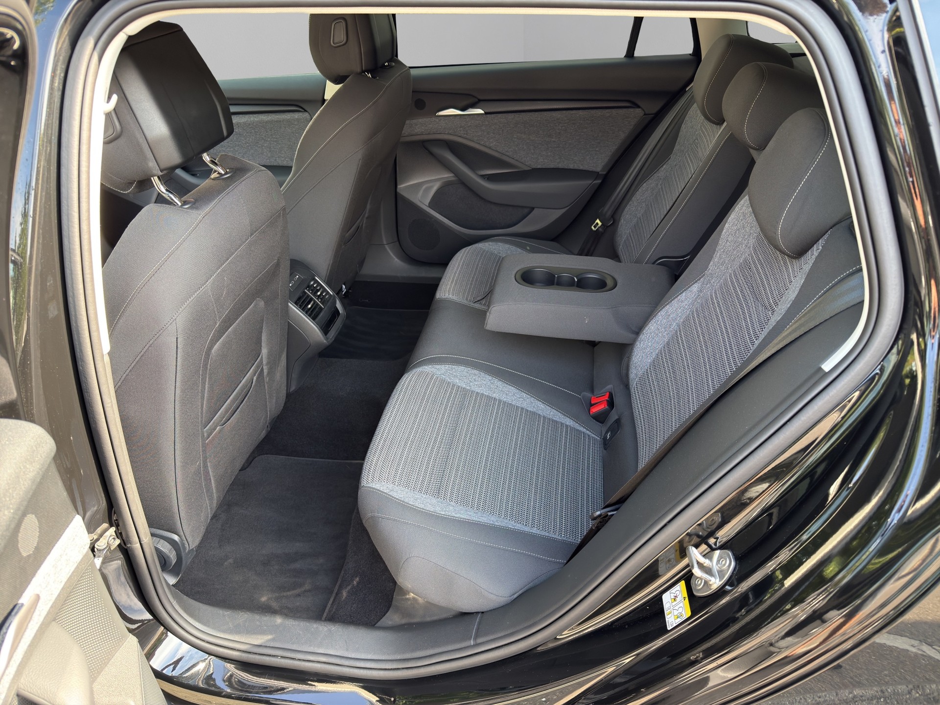 SKODA Superb Combi 2.0 TDi 4x4 DSG * Werksgarantie 36 Monate * 8 fach * AHK * Matrix LED * 40% unter Neupreis *-image-7