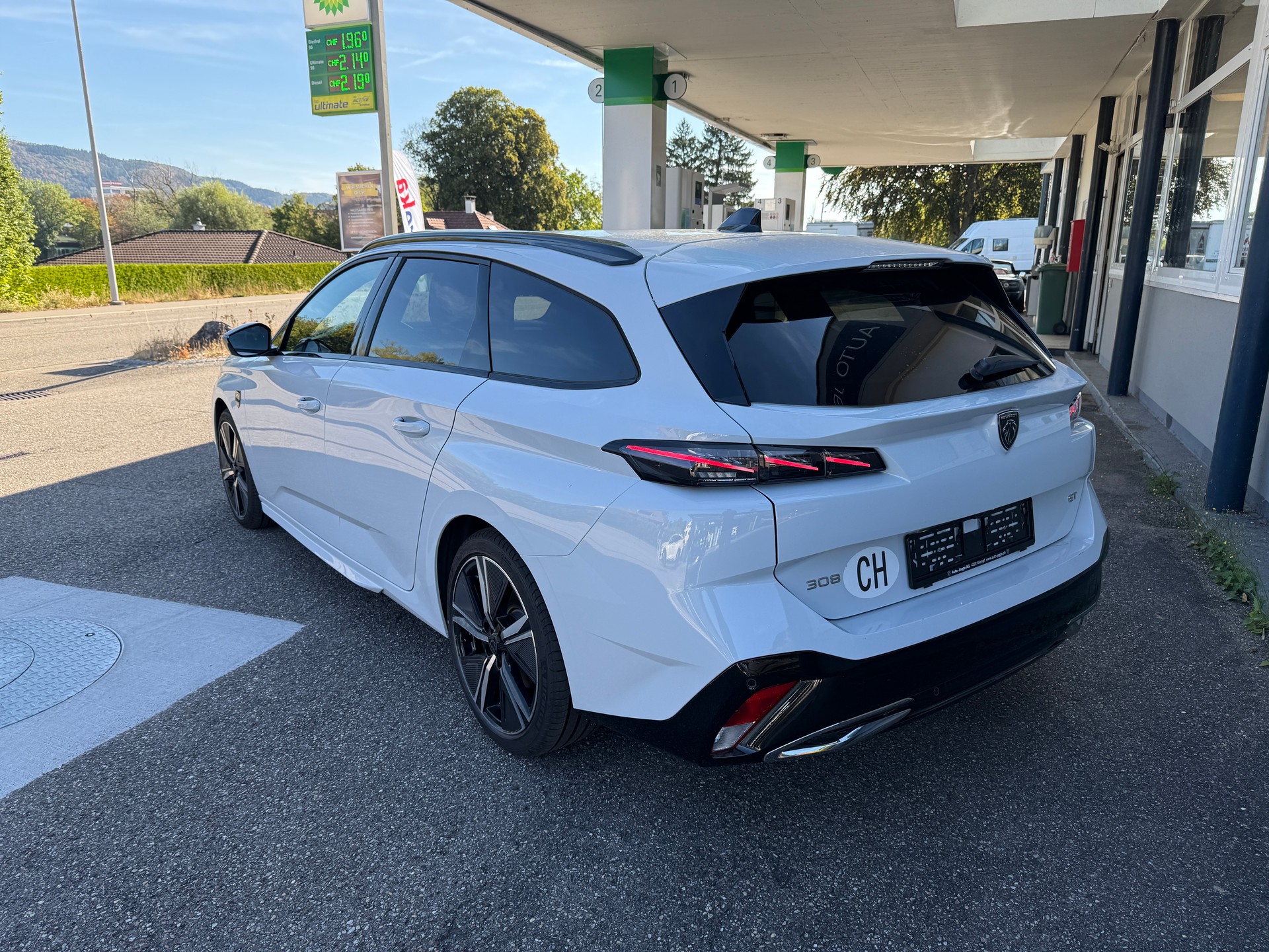 PEUGEOT 308 SW 1.2 HEV 145 GT-image-2