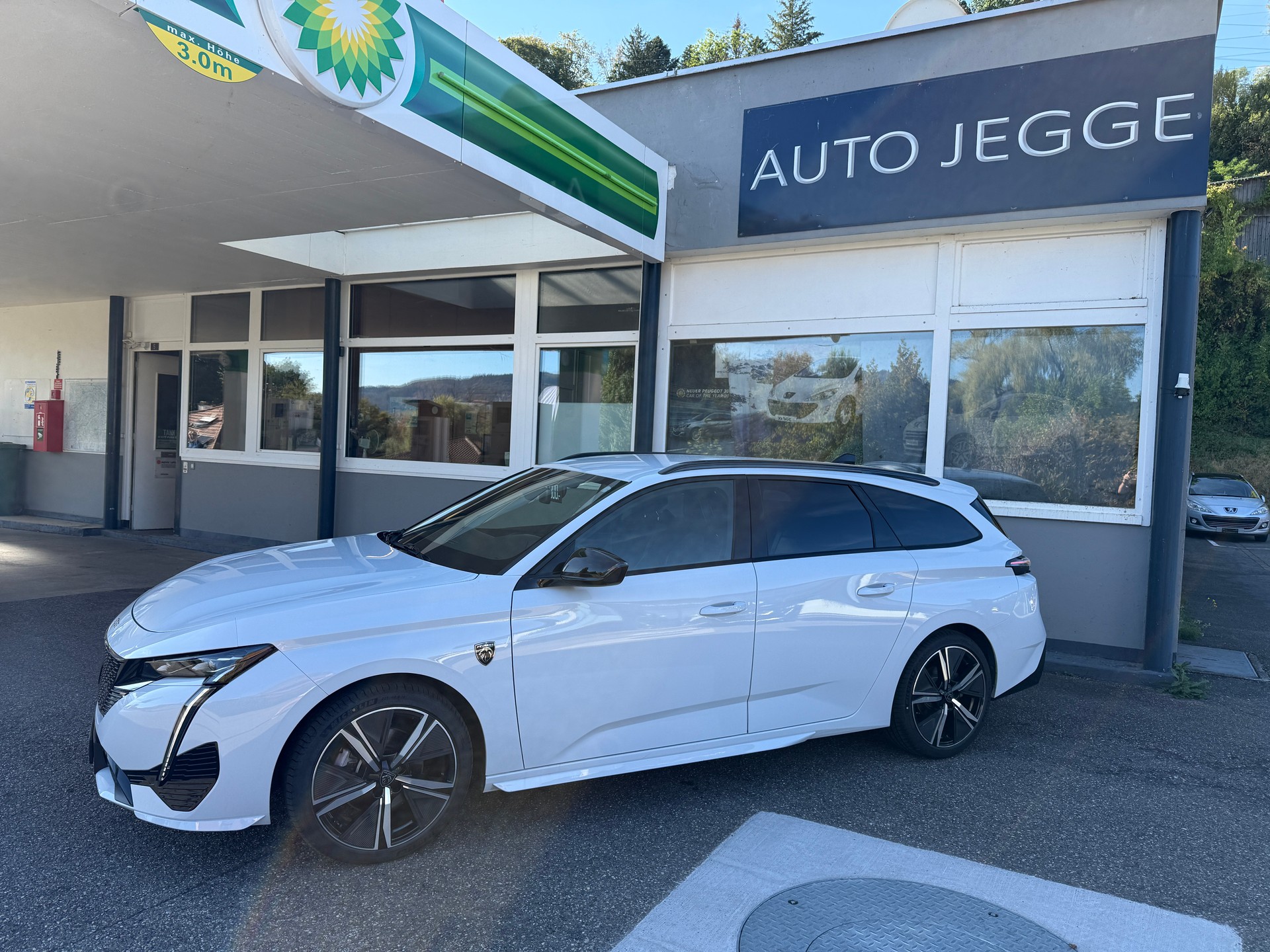 PEUGEOT 308 SW 1.2 HEV 145 GT-image-1