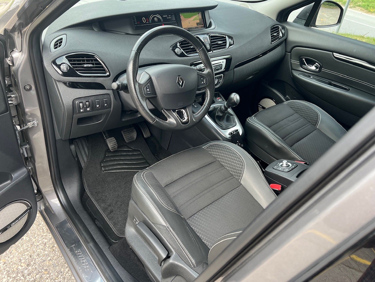 RENAULT Scénic 1.2 16V Turbo Bose-image-6