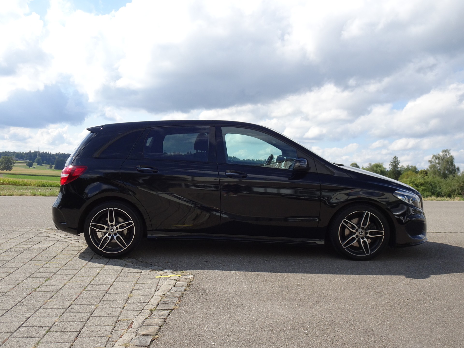 MERCEDES-BENZ B 220 AMG Line 4Matic 7G-DCT-image-4