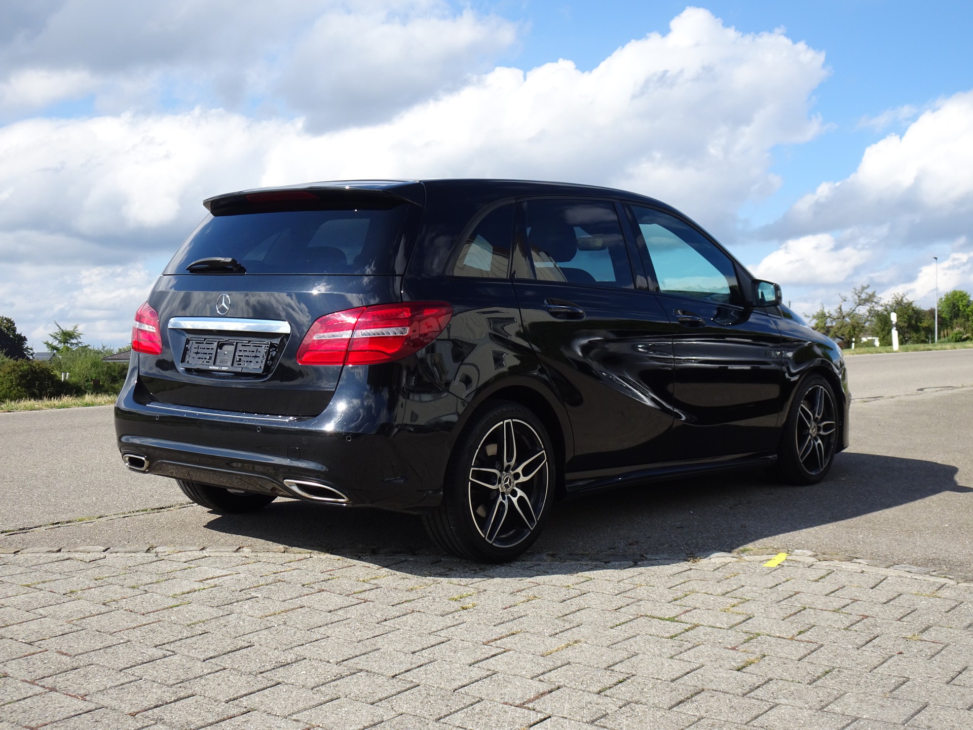 MERCEDES-BENZ B 220 AMG Line 4Matic 7G-DCT-image-3