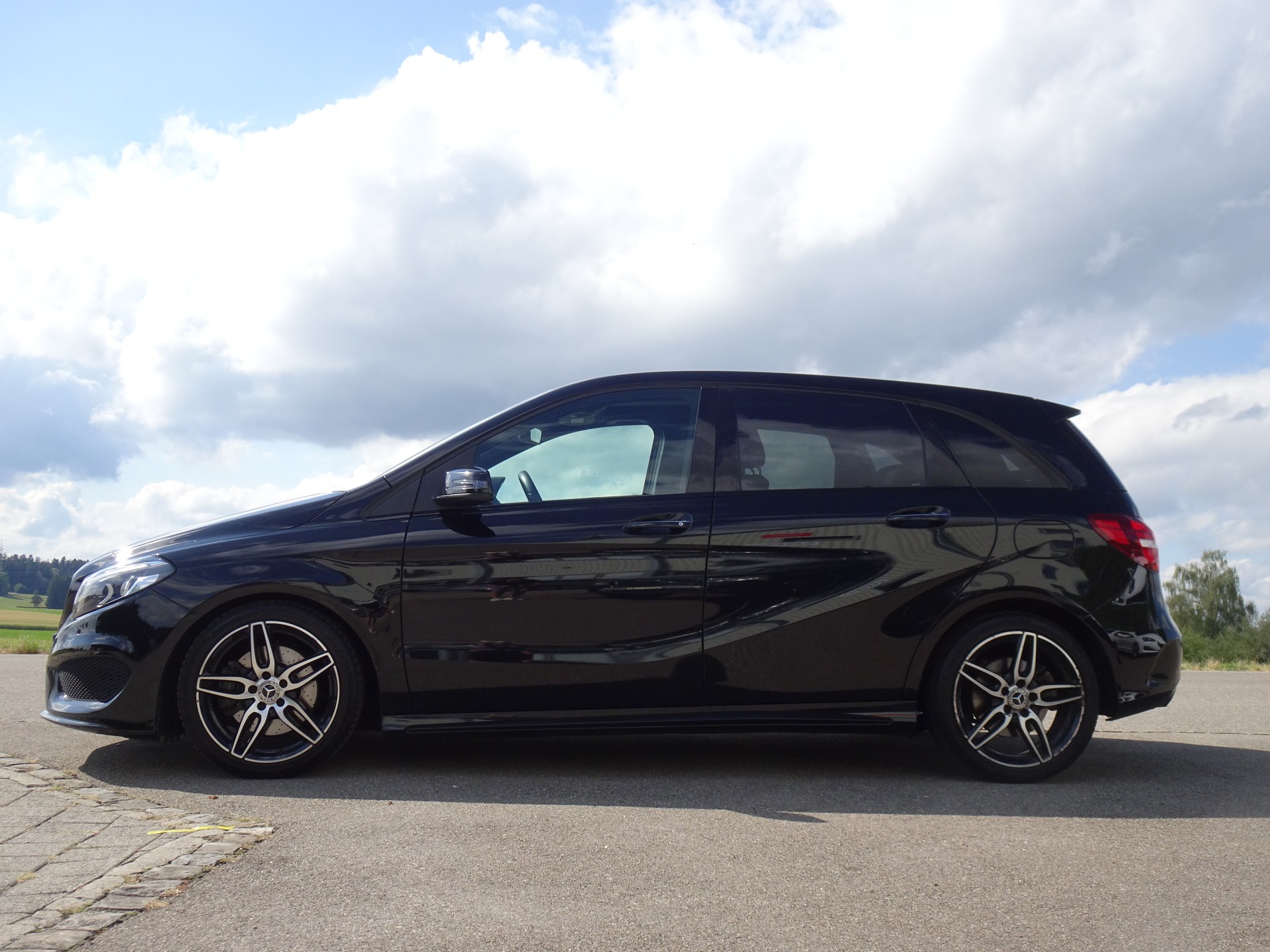 MERCEDES-BENZ B 220 AMG Line 4Matic 7G-DCT-image-1