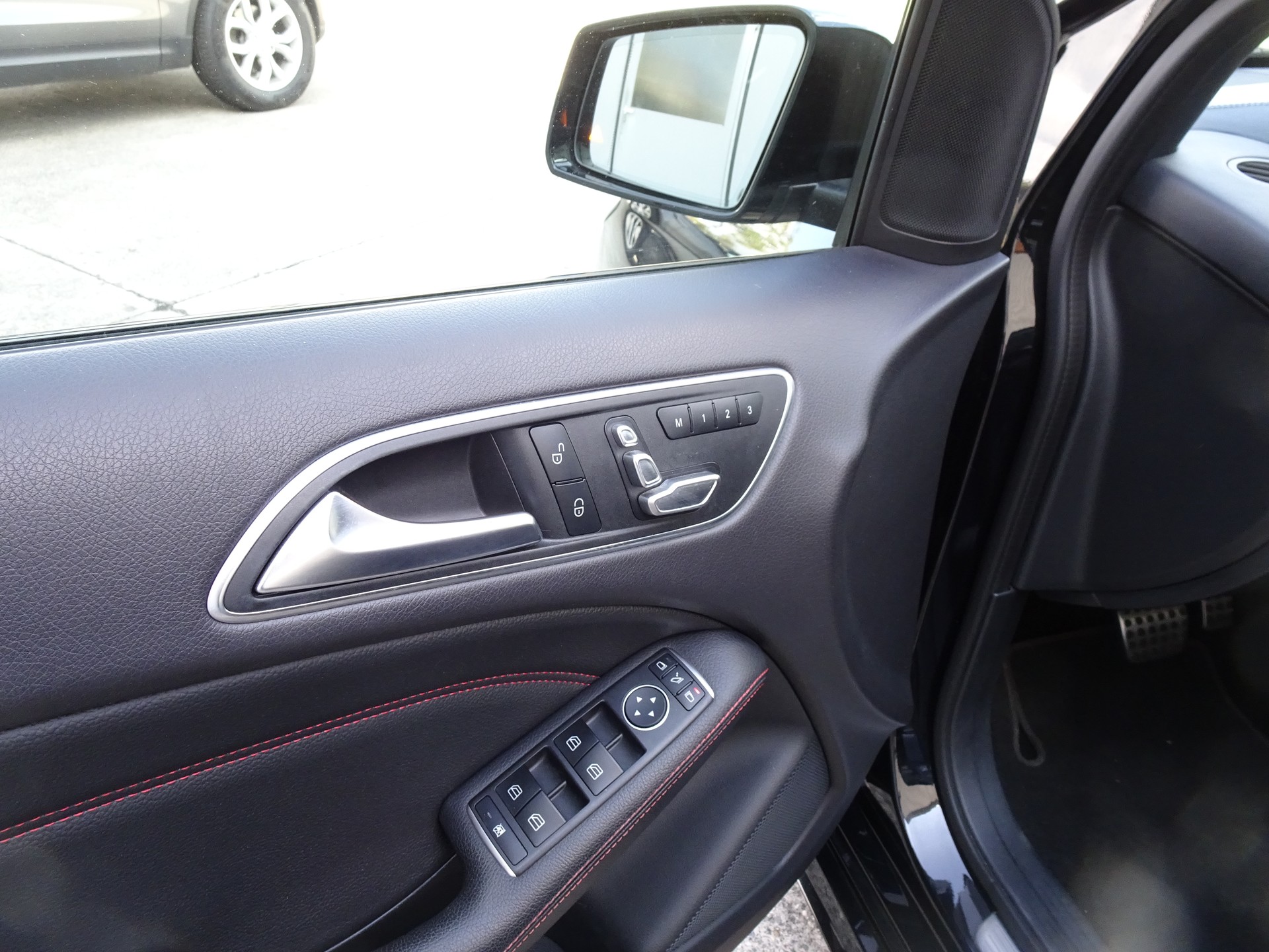 MERCEDES-BENZ B 220 AMG Line 4Matic 7G-DCT-image-6