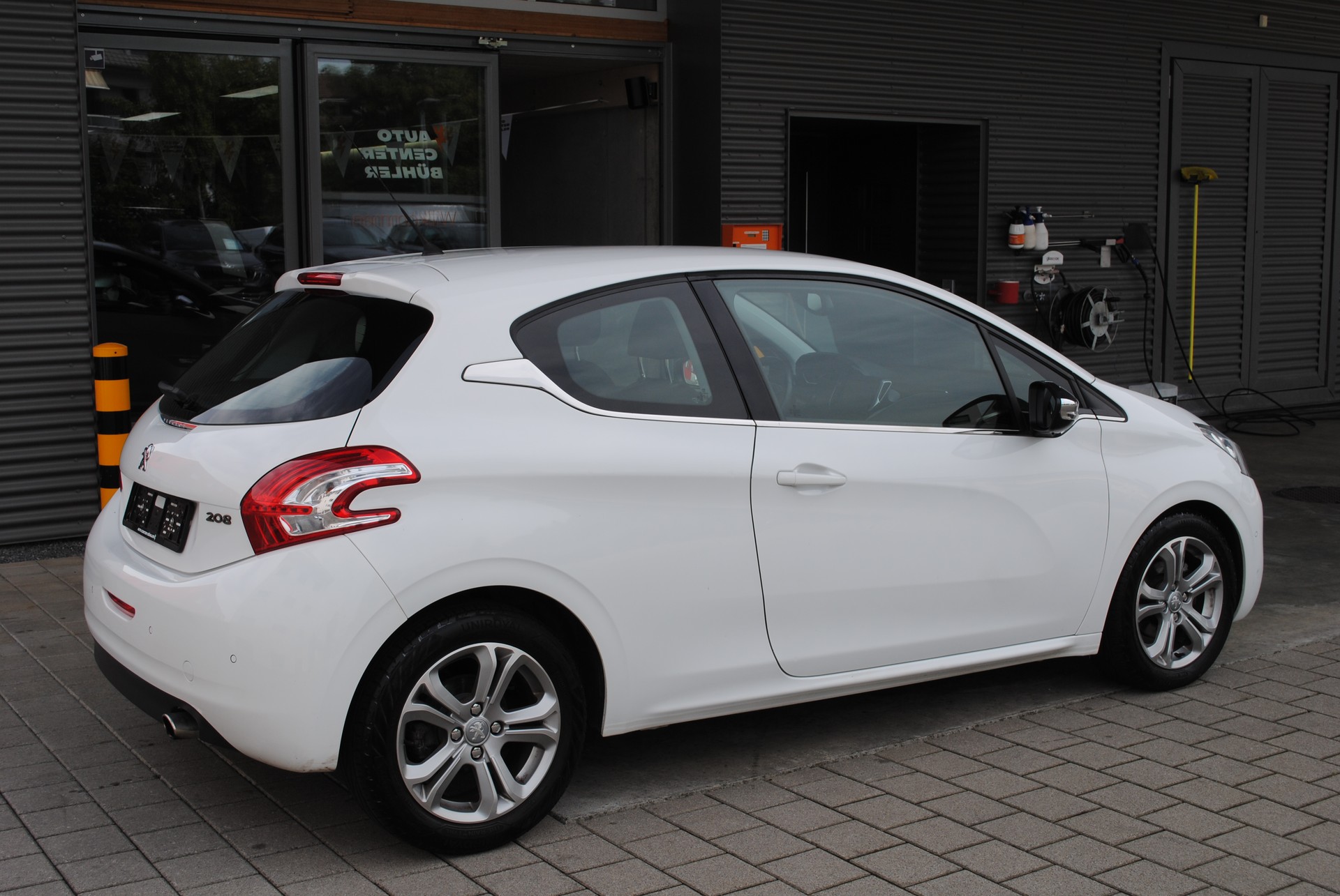 PEUGEOT 208 1.6 VTI Allure-image-6