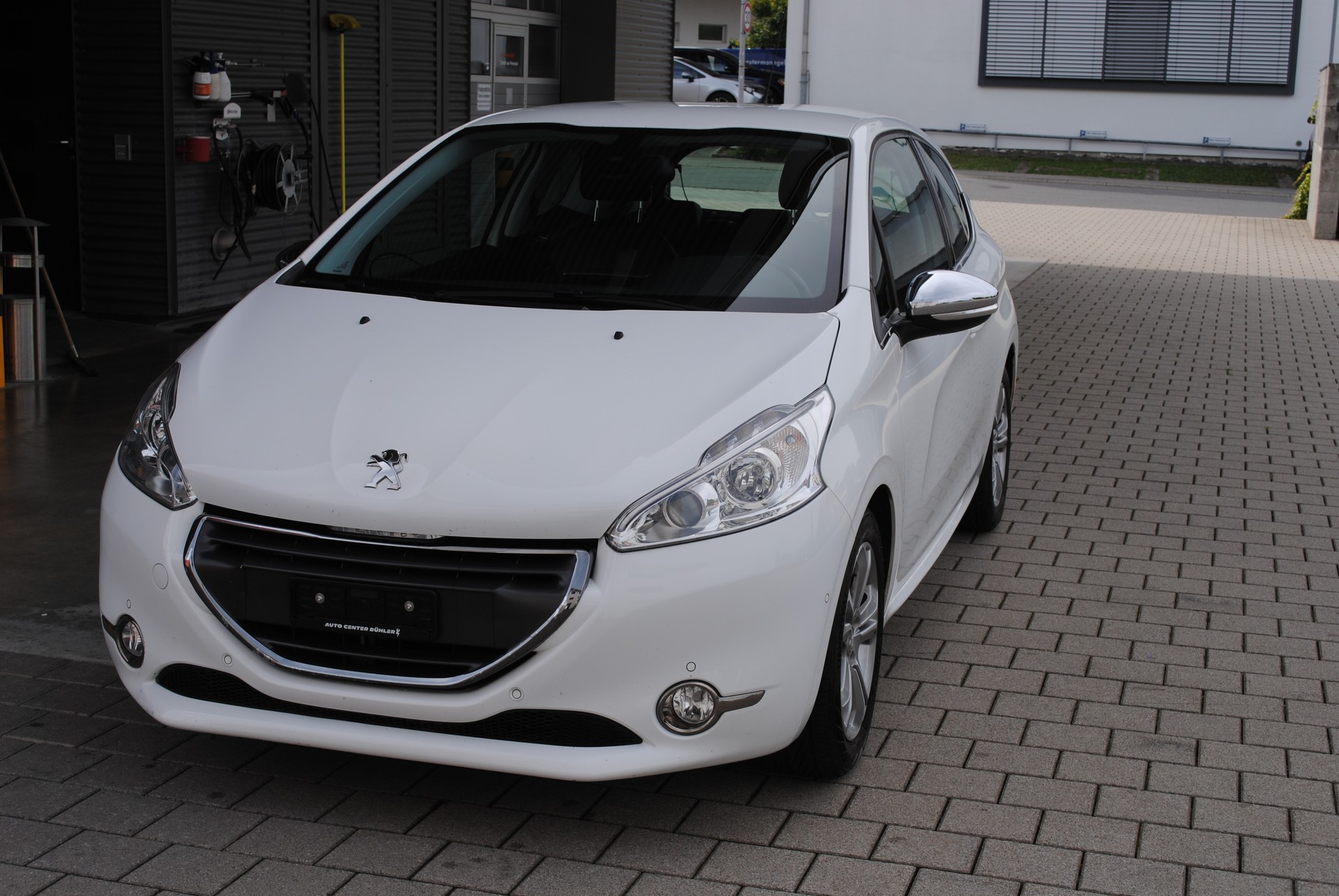 PEUGEOT 208 1.6 VTI Allure-image-2