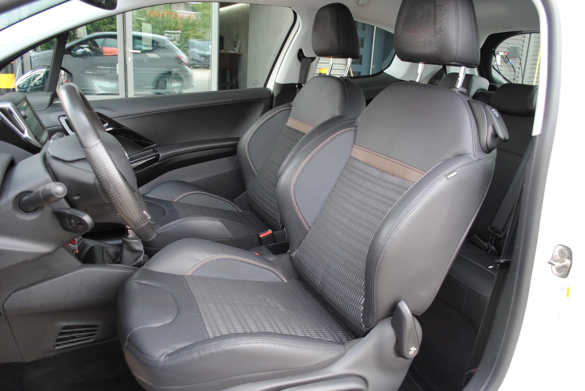 PEUGEOT 208 1.6 VTI Allure-image-9