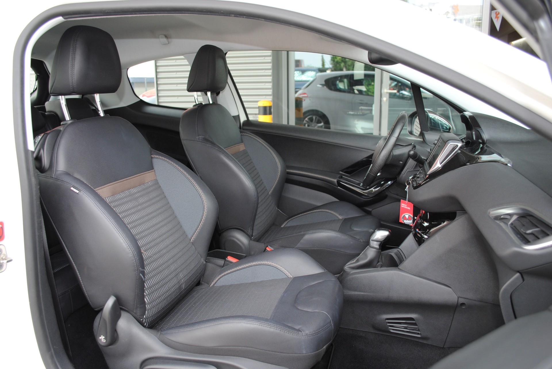 PEUGEOT 208 1.6 VTI Allure-image-12