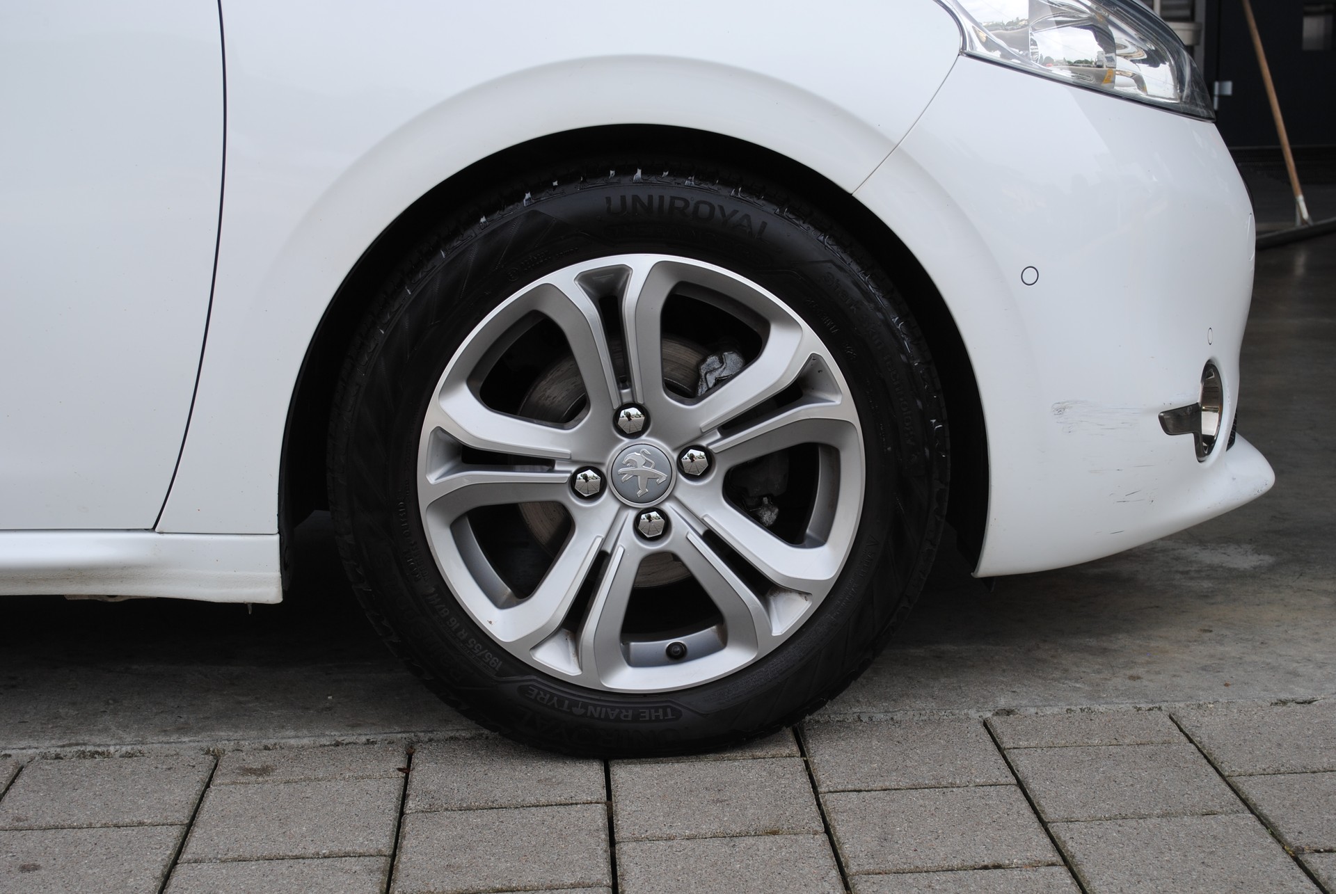 PEUGEOT 208 1.6 VTI Allure-image-8
